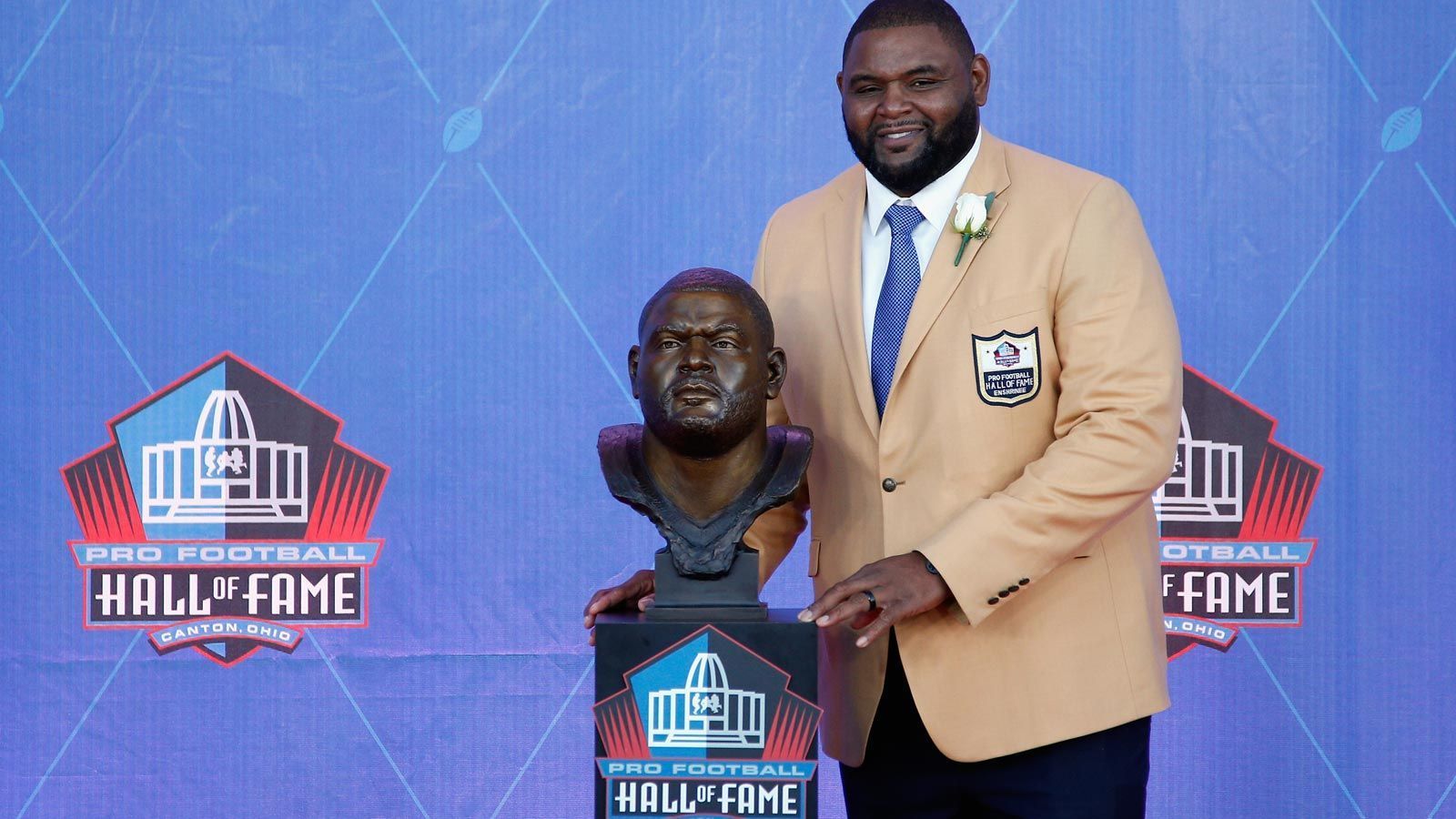 
                <strong>Orlando Pace (St. Louis Rams)</strong><br>
                Draftposition: Runde 1/Pick 1 (1997) -Spiele: 169 -Wichtigste Statistiken: sieben Fumbles recoveredAuszeichnungen/Erfolge: Super Bowl Champion (XXXIV), Pro Bowl (1999–2005), NFL 2000s All-Decade Team -Weitere Teams: Chicago Bears (2009)
              