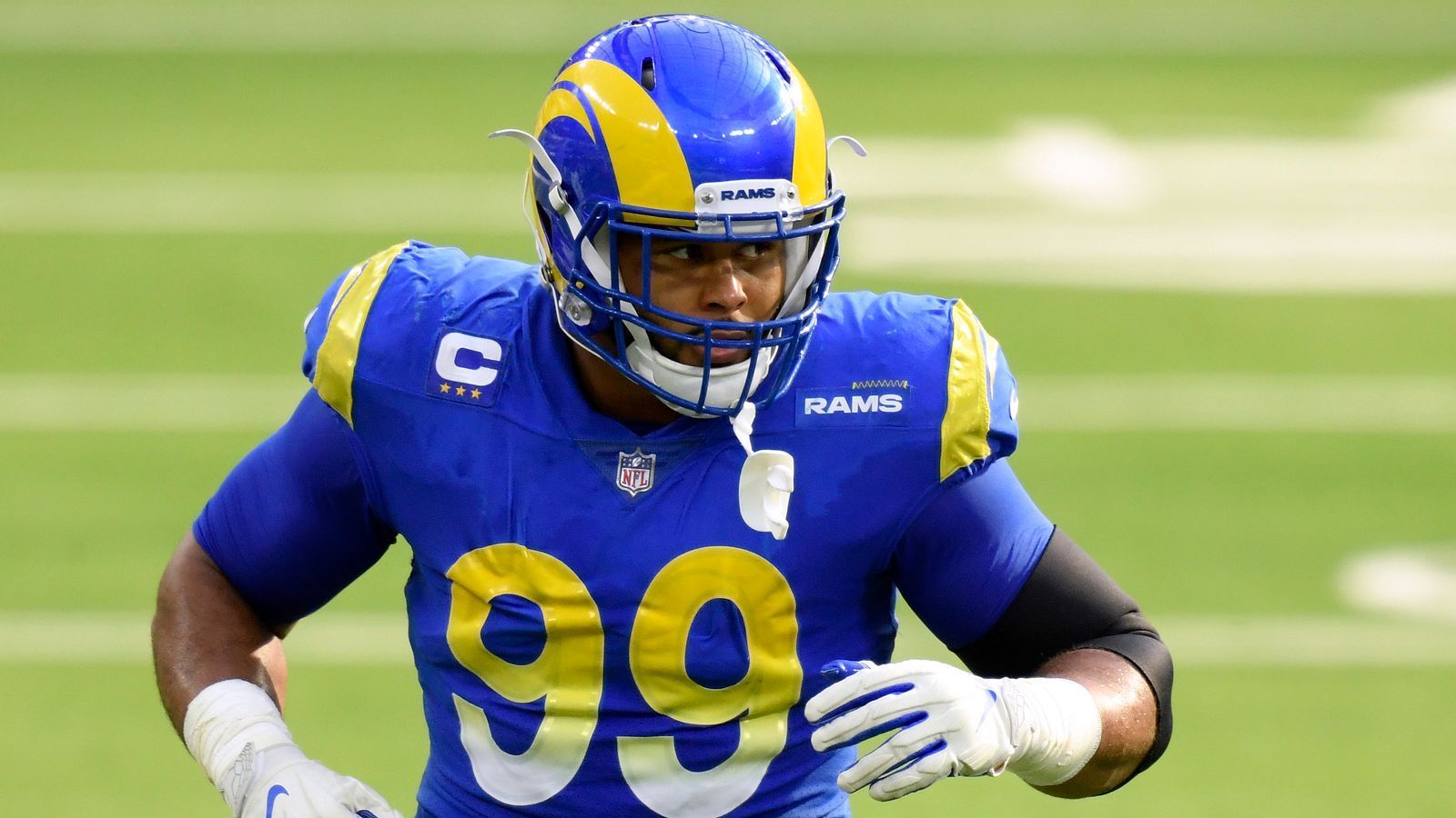 
                <strong>Aaron Donald (Defensive Tackle, Los Angeles Rams) </strong><br>
                Ein gutes Beispiel, wie falsch Scouts teilweise liegen können, ist Aaron Donald. Der Defensiv-Star der L.A. Rams (49ers@Rams in der Nacht von Sonntag auf Montag ab 0:25 Uhr live auf ProSieben und ran.de) dominiert die Liga wie kaum einer vor ihm. Sieben Nominierungen in das All-Pro-Team und drei Defensive-Player-of-the-Year-Awards sprechen eine klare Sprache. Die Rams wählten ihn im Draft entsprechend in der ersten Runde - entgegen der Empfehlungen. Im Scout-Bericht wurde ihm lediglich eine Note von 5,90 attestiert: Sein Talent reiche zum Backup oder Special Teamer. Er würde Probleme im Run-Game kriegen und könne sich nicht gegen Doppelteams durchsetzen. Die Wahrheit im Jahr 2021: Donald wird nahezu ausschließlich gedoppelt - stoppen kann man ihn jedoch nicht. Die Rams haben ihr Vertrauen in den richtigen Mann gesetzt. 
              