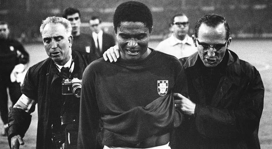 
                <strong>Eusebio</strong><br>
                Eusebio (Portugal): Der "schwarze Panther" trumpfte  bei der WM 1966 in England groß auf, wurde mit neun Toren Torschützenkönig und mit Portugal Dritter. Allein viermal war der Star von Benfica Lissabon im Viertelfinale gegen Nordkorea (5:3) erfolgreich.
              