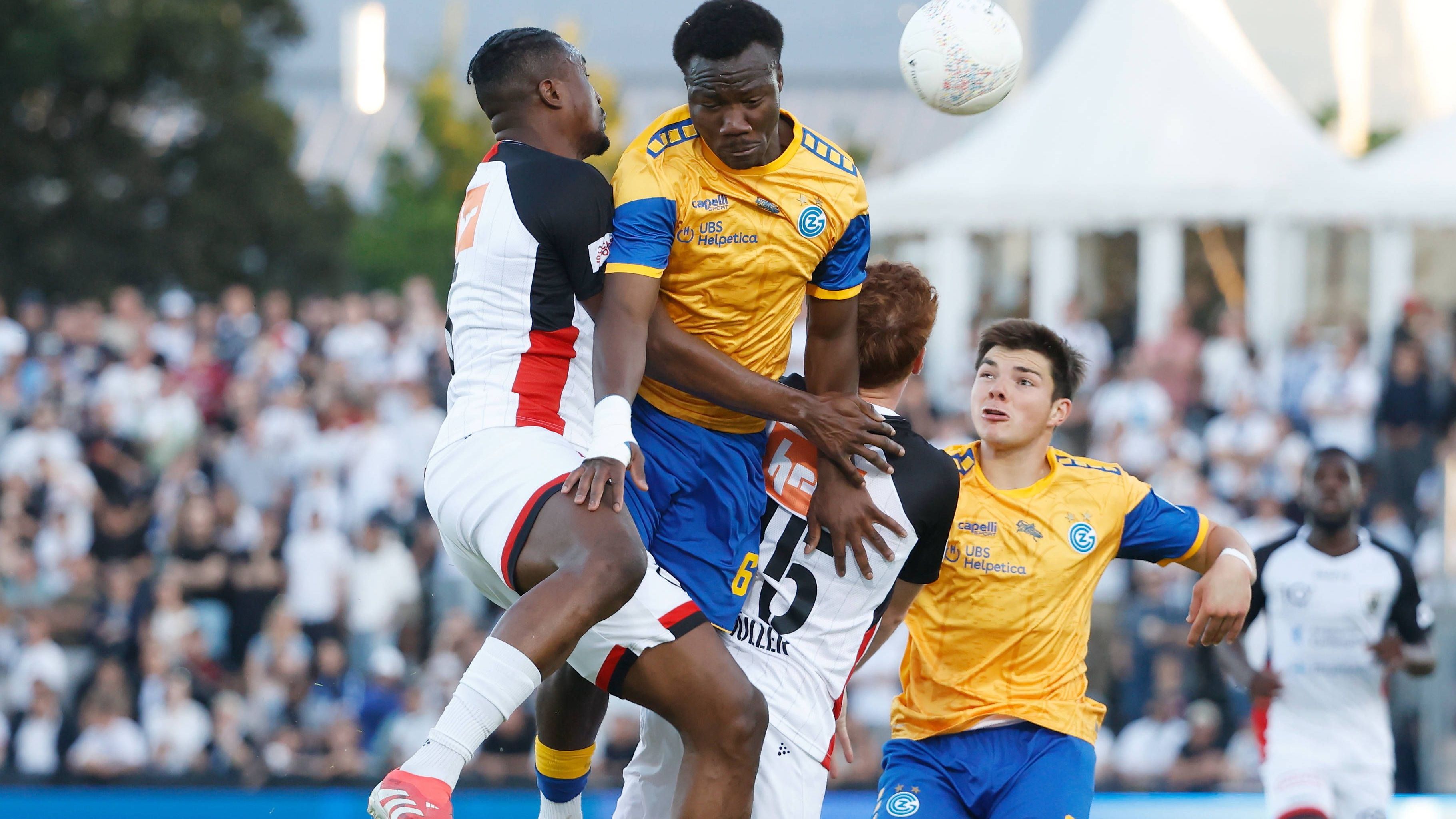 <strong>Nestory Irankunda (Grasshoppers Zürich)</strong><br>Der 19 Jahre alte Offensivspieler wurde im Winter an den Schweizer Erstligisten ausgeliehen und begeisterte dort prompt mit seinen Dribblings und seiner Geschwindigkeit. In insgesamt 21 Einsätzen gelangen ihm ein Tor und drei Assists. Nachdem er mit den Grasshoppers erst in der Relegation den Klassenerhalt schaffte, kehrt er vorerst zurück nach München.