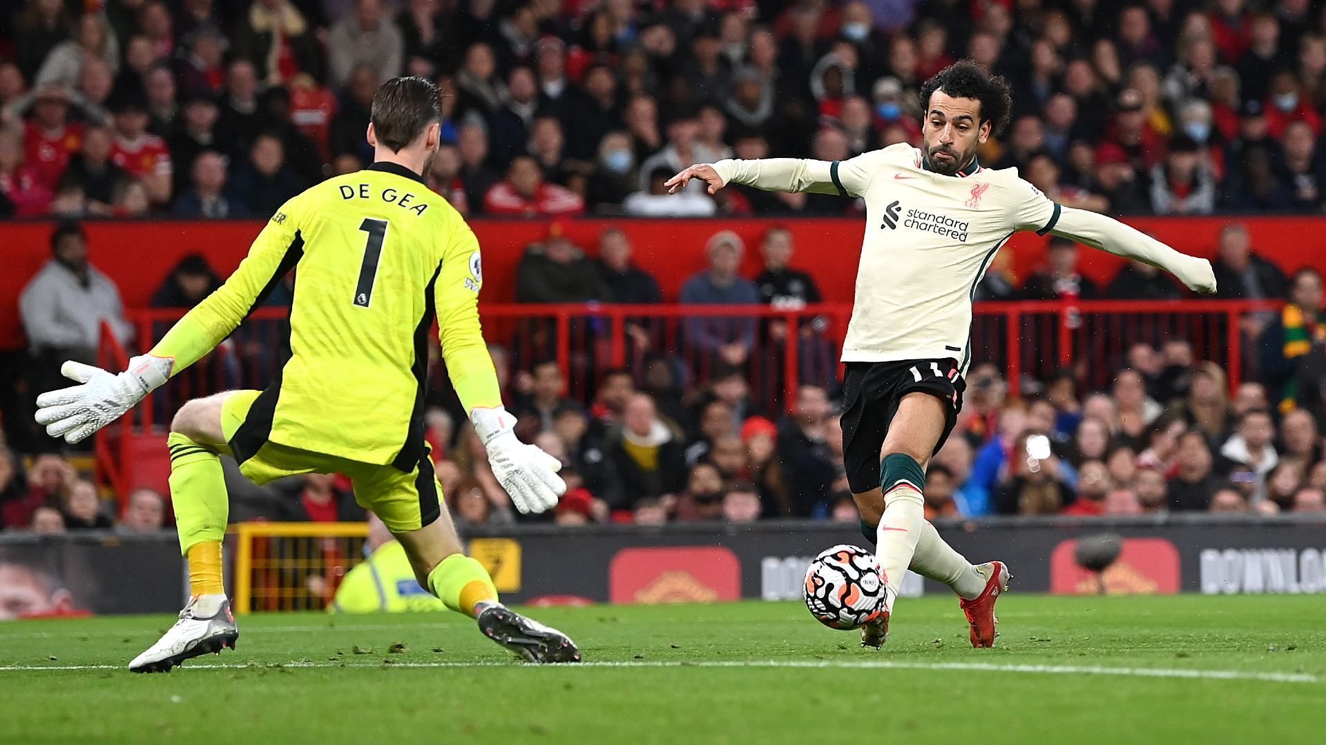 
                <strong>Hattrick! Salah einfach nicht zu stoppen</strong><br>
                Auch nach der Pause geht die Rutsche für Manchester weiter. Jordan Henderson schickt Salah in der 50. Minute mit einem Zuckerpass in den Lauf, und Salah stürmt alleine auf De Gea zu. Obwohl er den Ball nicht ganz sauber mitnimmt, schafft er es, die Kugel ins lange Eck zu spitzeln. Salah ist damit der erste Spieler, dem im Old Trafford gegen Manchester United ein Hattrick gelingt.
              