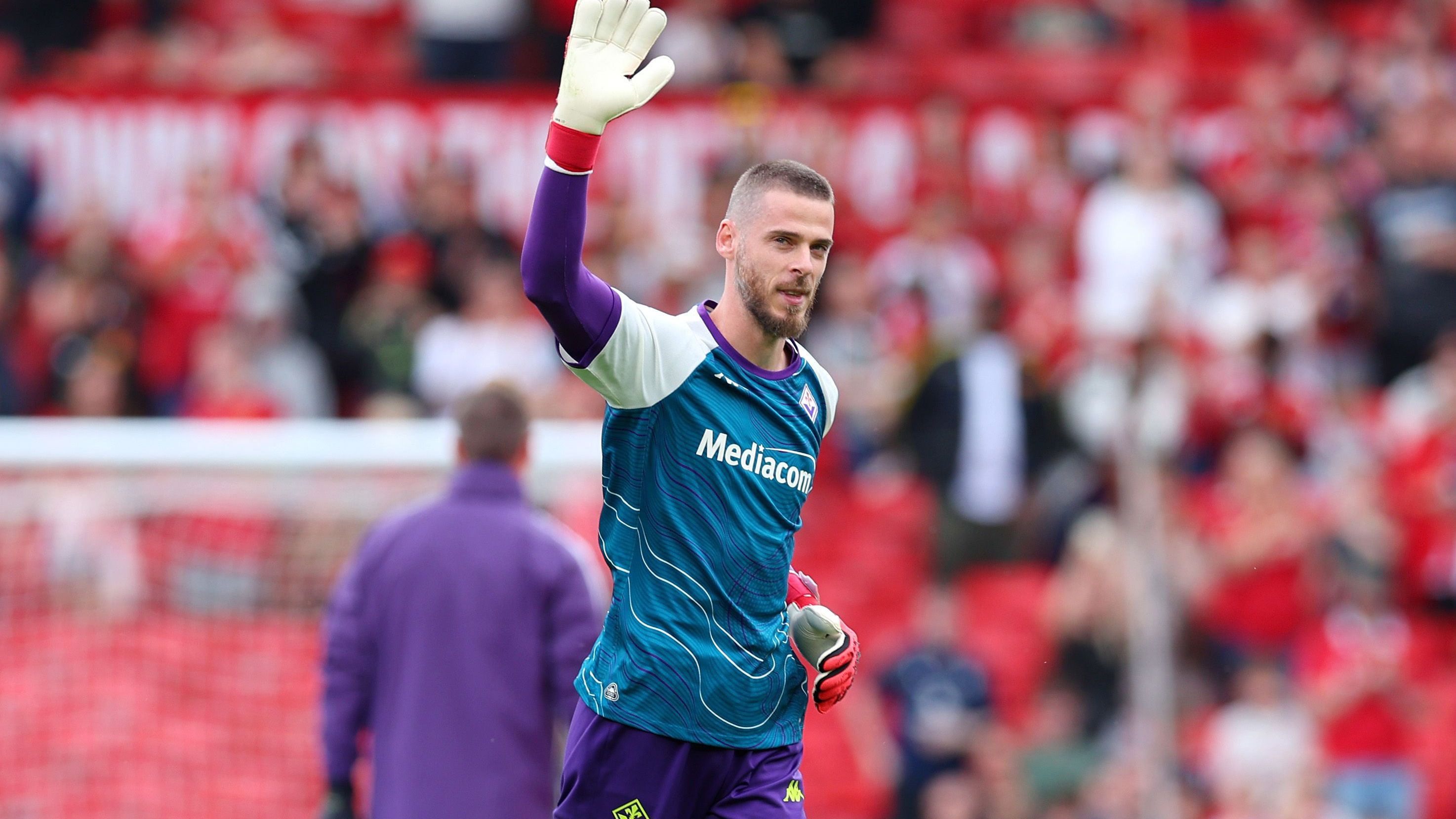<strong>David de Gea (AC Florenz)</strong><br>... derweil Bedarf auf der Torhüter-Position, weil de Geas Nachfolger Andre Onana zuletzt immer mehr zum Unsicherheitsfaktor wurde und daher zum Start in die Saison 2025/26 gegen Arsenal nur auf der Bank saß. Stattdessen erhielt der Türke Altay Bayındır den Vorzug. Für de Gea spricht dem Bericht zufolge, dass er aufgrund einer angeblichen Ausstiegsklausel wohl recht günstig zu haben sei.
