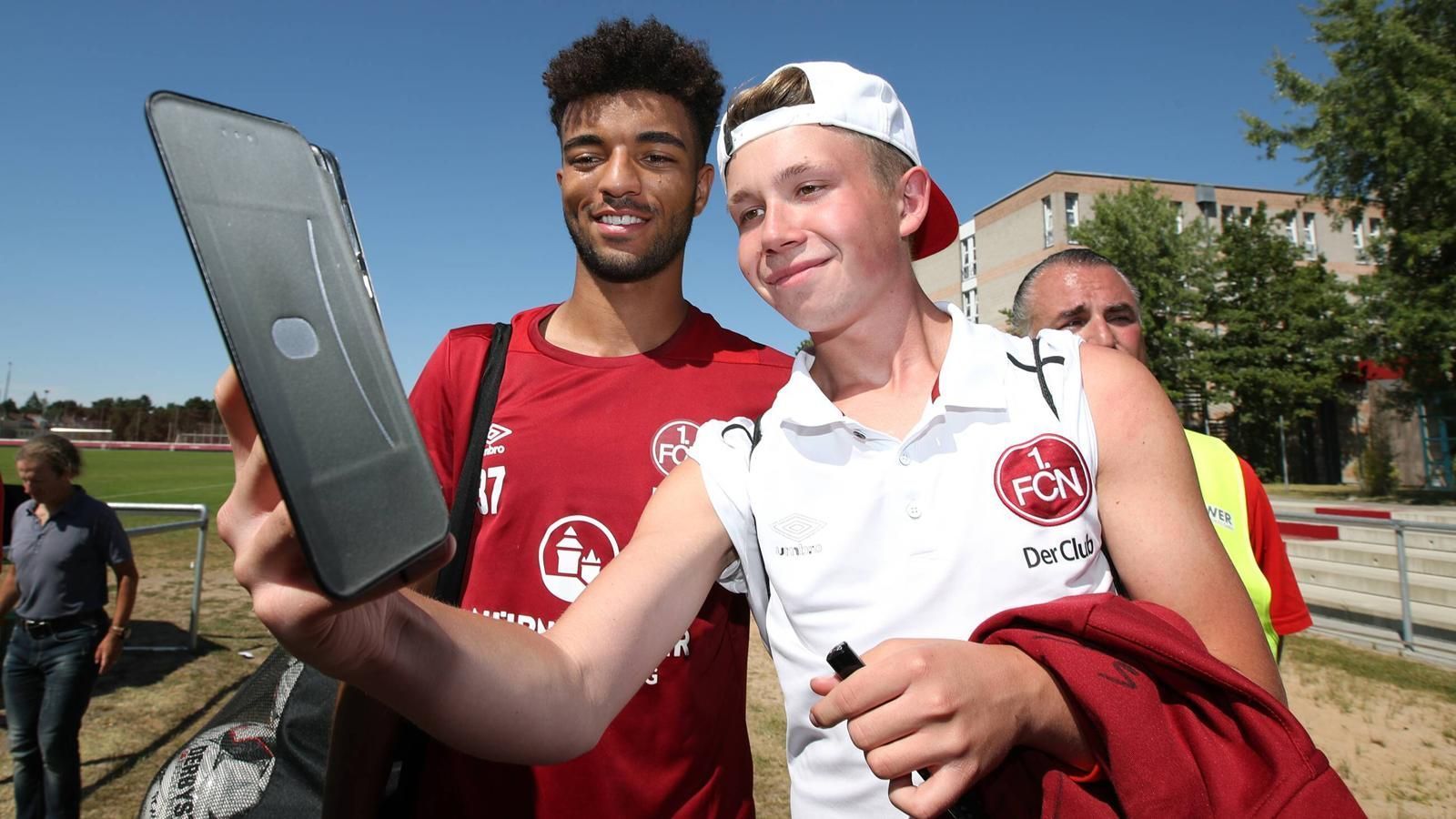 
                <strong>1. FC Nürnberg</strong><br>
                ... auch ein Selfie mit dem Neuzugang aus München Timothy Tillmann war heißbegehrt.
              