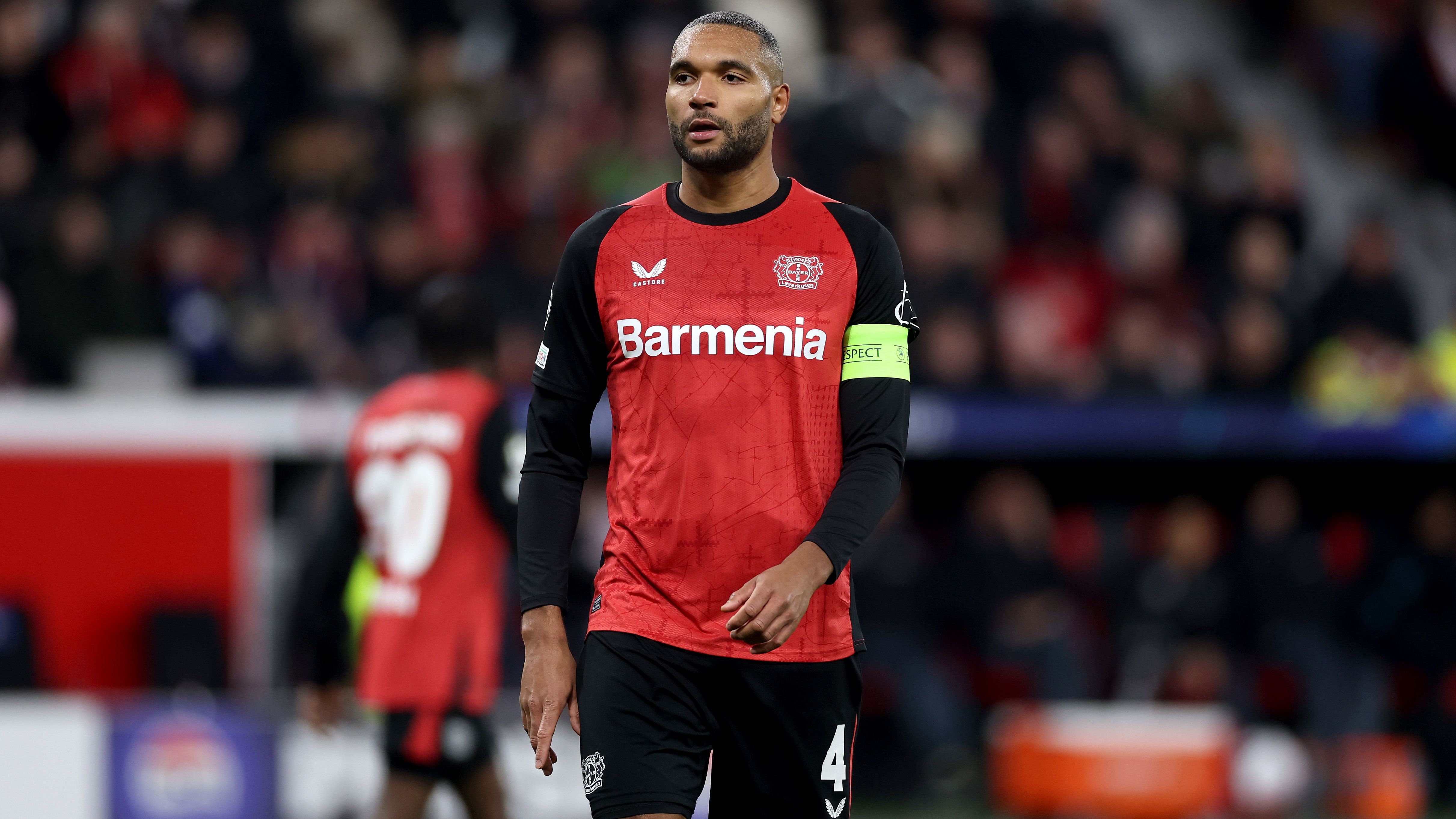 Jonathan Tah (Bayer Leverkusen)<br>... ist der Deal zwischen Nationalspieler Tah und den Katalanen wohl doch noch nicht in trockenen Tüchern, weshalb auch die Münchner weiterhin auf eine Verpflichtung des 1,94-Meter-Hünen hoffen dürften. Im Sommer 2024 soll der Tah-Transfer zu den Bayern dem Bericht nach aufgrund einer Differenz in den Ablöseverhandlungen von fünf Millionen Euro gescheitert sein.