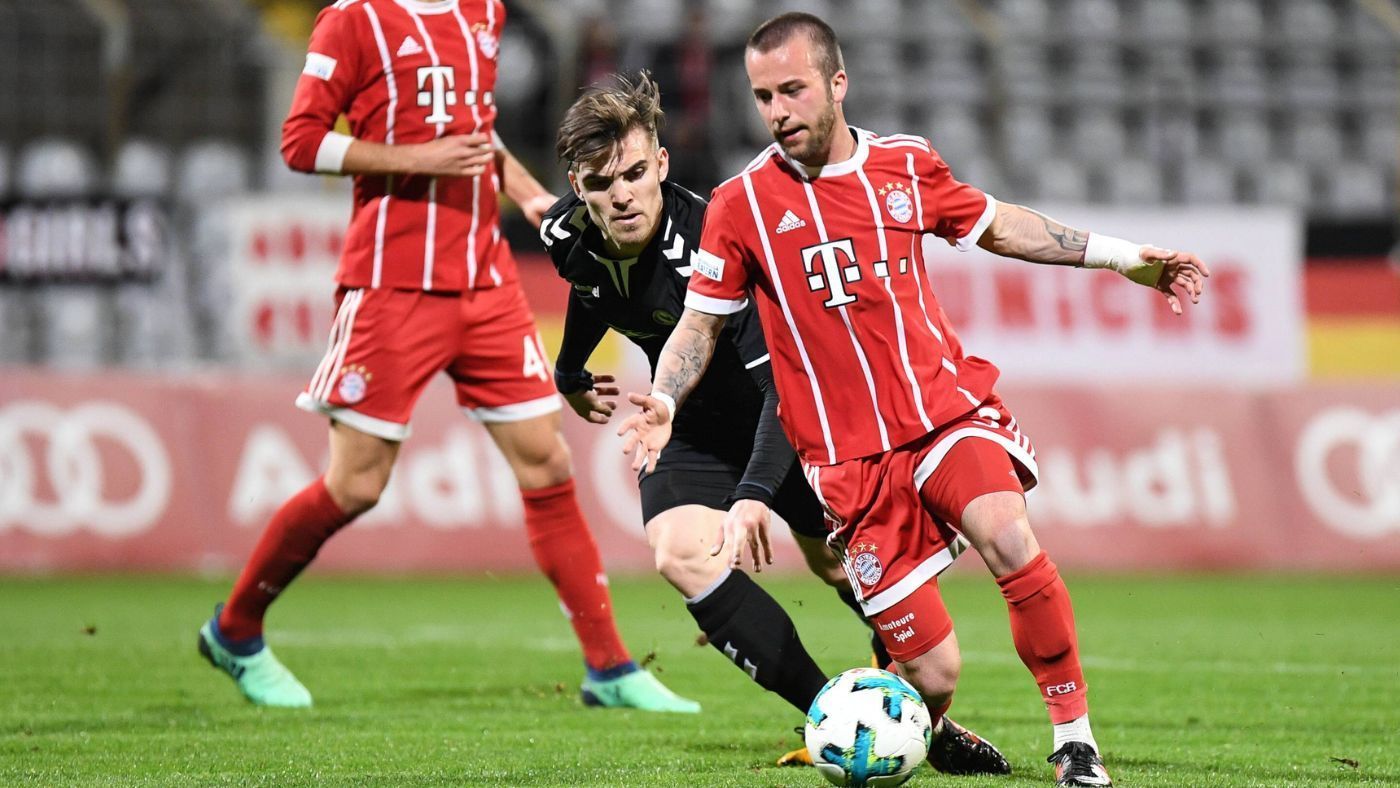 
                <strong>Angelo Mayer</strong><br>
                Der Linksverteidiger musste Bayern II im Sommer 2021 verlassen. Kommende Saison spielt er in der 5. Liga für den FC Pipinsried. Übrigens gemeinsam mit Fabian Benko, einem weiteren ehemaligen Bayern-Talent.
              