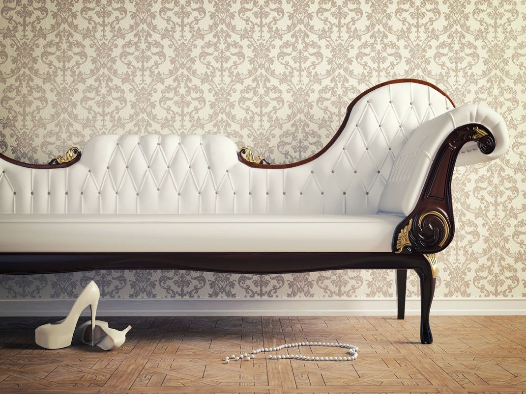 Dieses Vintage-Sofa ist modern und Retro zugleich. Andere Einrichtungselemente sollten dazu aber passen.