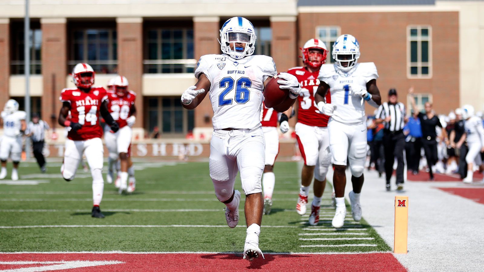 
                <strong>Jaret Patterson (RB, Washington Football Team)</strong><br>
                In drei College-Jahren für die Buffalo Bulls kam der Running Back auf starke 3.884 Rushing Yards und lief 52 Mal in die Endzone, allerdings zu einem großen Teil gegen eher schwächere Teams. Hält Patterson den Ball in seinen Händen, lässt er ihn selten fallen und durchbricht häufig gegnerische Tackles. Allerdings lassen seine Fähigkeiten als Passempfänger zu wünschen übrig, zudem ist seine Beschleunigung nach Richtungswechseln ausbaufähig. Doch der 21-Jährige gilt als Arbeitstier und wird alles daran setzen, seine Schwächen auszumerzen - gelingt ihm das, könnte er seinen Platz in der NFL finden.  
              