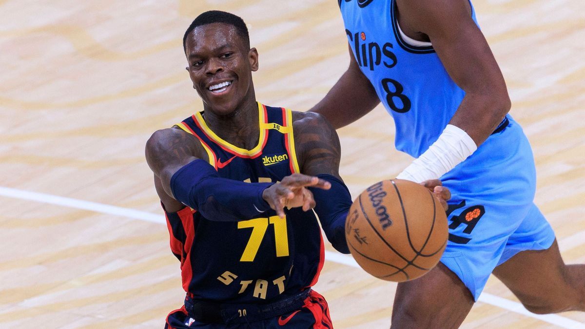 December 27, 2024, Inglewood, California, USA: Dennis Schroder 71 of the Golden State Warriors passes the ball during their regular season NBA, Basketball Herren, USA game against the Los Angeles C...