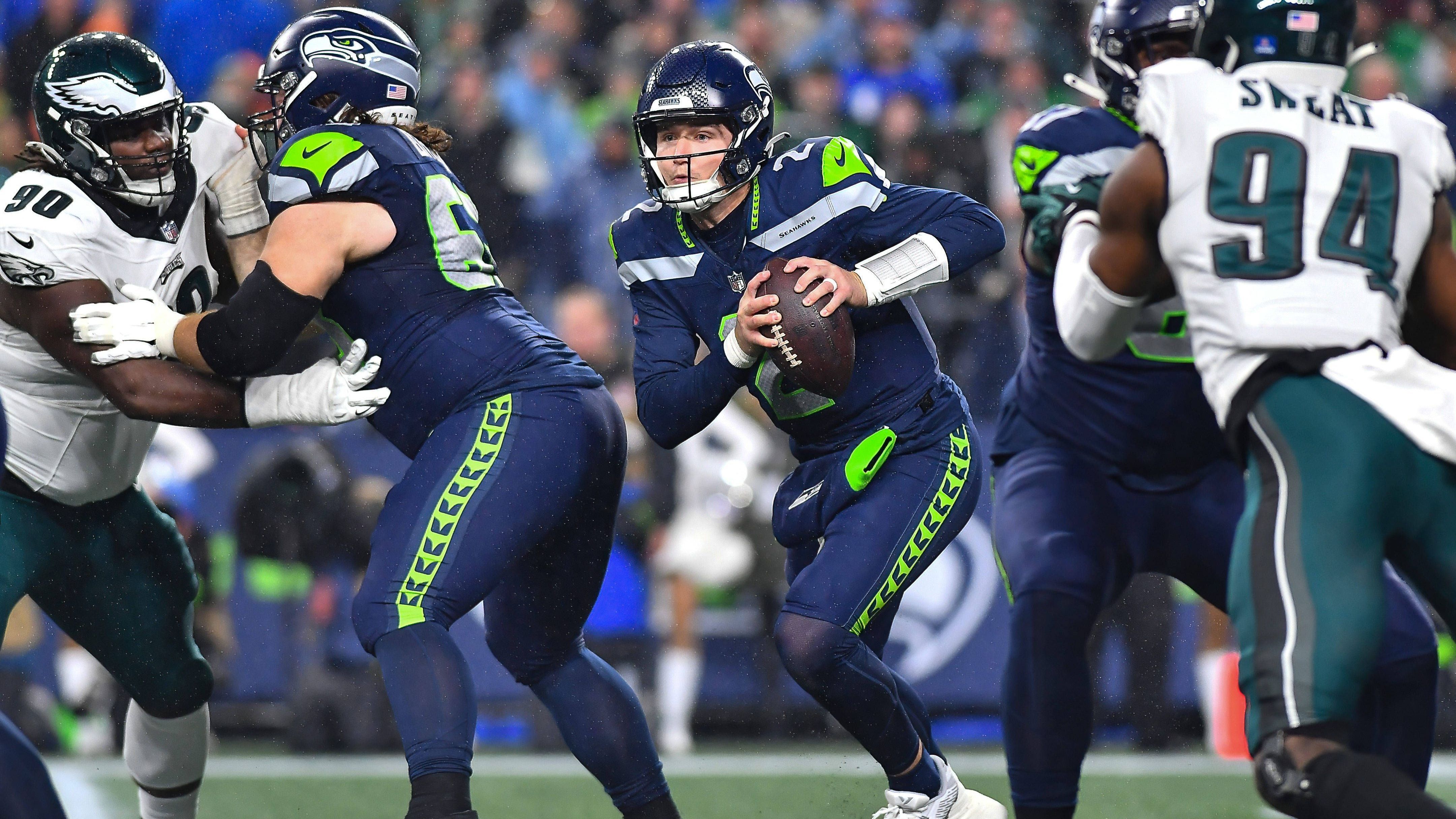 <strong>Gewinner: Drew Lock (Seattle Seahawks)<br></strong>Drew Lock hatte bisher keine einfache Karriere. Zwei Drittel seiner Starts verlor er und nach seinem Trade zu den Seattle Seahawks wurde er gar von Fluglinien auf Twitter veralbert. Im Monday Night Game gegen die Philadelphia Eagles schlug jedoch seine Stunde. Lock zauberte spät einen Traumpass nach dem anderen raus und schaffte das Comeback zum 20:17-Sieg!