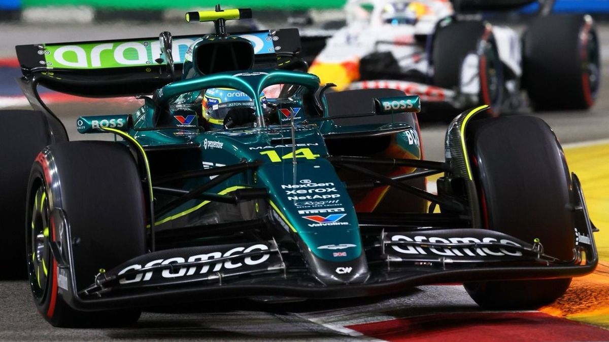Fernando Alonso mit Isack Hadjar im Rückspiegel in Singapur 2025