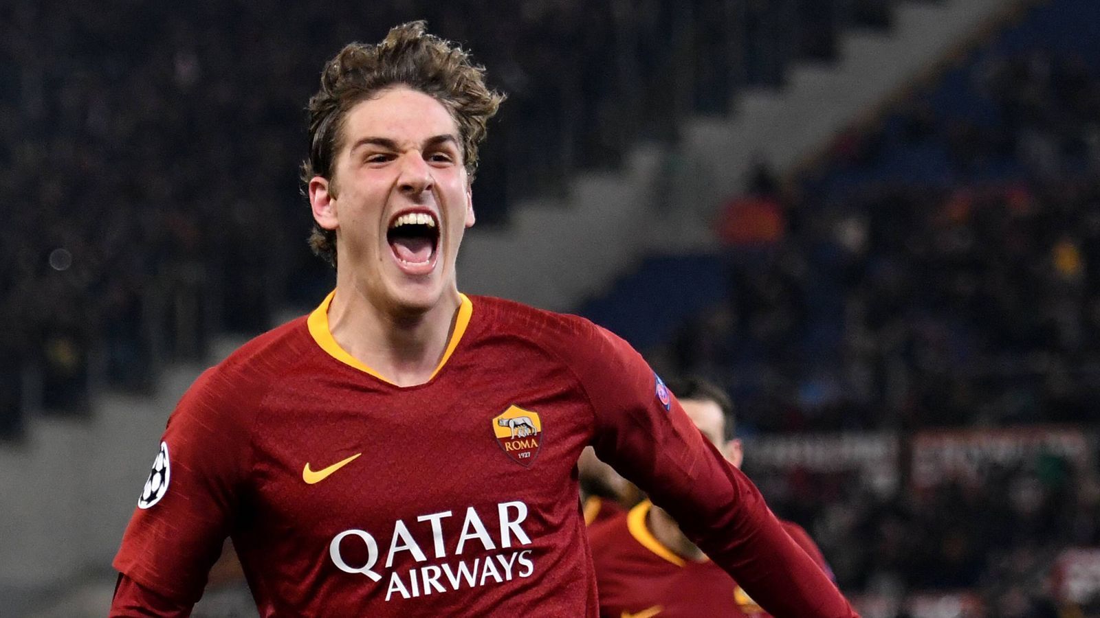 
                <strong>Nicolo Zaniolo jüngster italienischer Doppeltorschütze</strong><br>
                Gegen den FC Porto avancierte Nicolo Zaniolo durch seine zwei Tore binnen sieben Minuten zum Matchwinner. Mit dem Doppelpack zum 2:1-Sieg im Achtelfinal-Hinspiel der Champions League stellte der Mitttelfeldspieler des AS Rom zudem eine historische Bestmarke auf. Zaniolo ist mit 19 Jahren der jüngste italienische Spieler, der zwei Treffer in einem Spiel der Königsklasse erzielte.
              