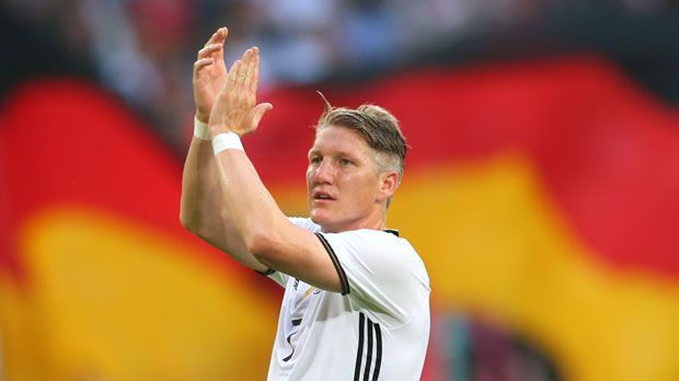 
                <strong>Bastian Schweinsteiger sagt Servus</strong><br>
                Nach zwölf Jahren und 120 Länderspielen beendet Bastian Schweinsteiger seine Karriere in der Nationalmannschaft. Als "Schweini" gab er 2004 sein Debüt im DFB-Trikot. Seitdem ist viel passiert ...
              