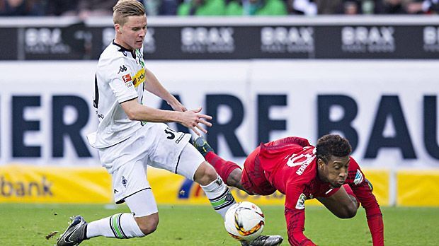 
                <strong>Nico Elvedi (Borussia Mönchengladbach)</strong><br>
                Nico Elvedi (Borussia Mönchengladbach): Braucht bei seinem Startelf-Debüt im Borussia-Dress einen langen Anlauf. 45 Minuten lang zahlt der junge Schweizer gegen den pfeilschnellen Coman Lehrgeld. Wie alle Gladbacher steigert er sich mit zunehmender Spieldauer – und hat den richtigen Riecher mit seiner Kopfballvorlage vor dem 2:0 von Stindl. ran-Note: 3
              