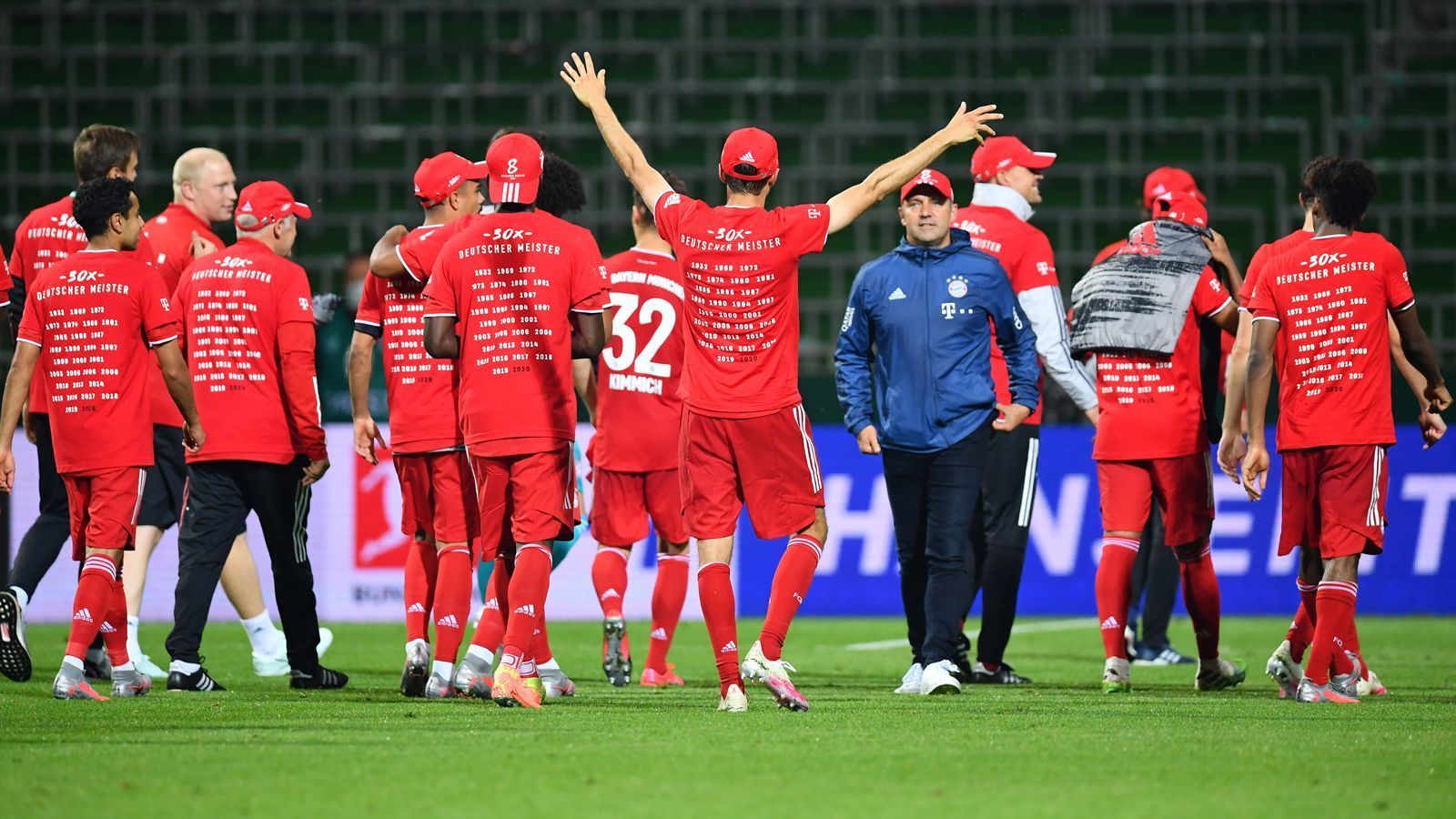 
                <strong>Vorzeitiger Titelgewinn in Bremen</strong><br>
                Vier weitere Spieltage dauerte es dann noch, ehe die Münchner tatsächlich über den 30. Meistertitel der Vereinsgeschichte jubeln durften. Am 32. Spieltag sorgte ein 1:0-Sieg bei Werder Bremen für die endgültige Entscheidung im Titelkampf. Einmal mehr war Robert Lewandowski mit seinem Treffer spielentscheidend zugunsten der Münchner.
              