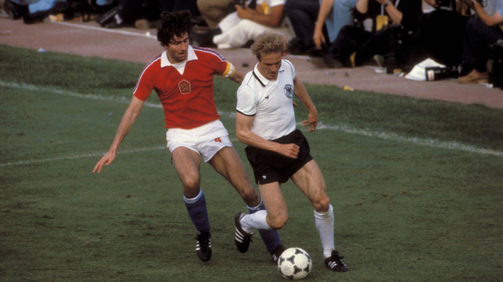 
                <strong>EM 1980: Deutschland - Tschechoslowakei 1:0</strong><br>
                Erstmals nahmen acht Länder an der Endrunde teil und erstmals durfte eine deutsche Mannschaft das erste EM-Spiel bestreiten, Gegner war die Tschechoslowakei. Das Team von Trainer Jupp Derwall nahm Revanche für die bittere Finalpleite 1976 und bezwang den Champion durch einen Treffer von Karl-Heinz Rummenigge mit 1:0. Am Ende der EM setzte sich die Bundesrepublik Deutschland mit einem 2:1-Erfolg über Belgien sogar die europäische Krone auf und holte den zweiten Titel nach 1972.
              