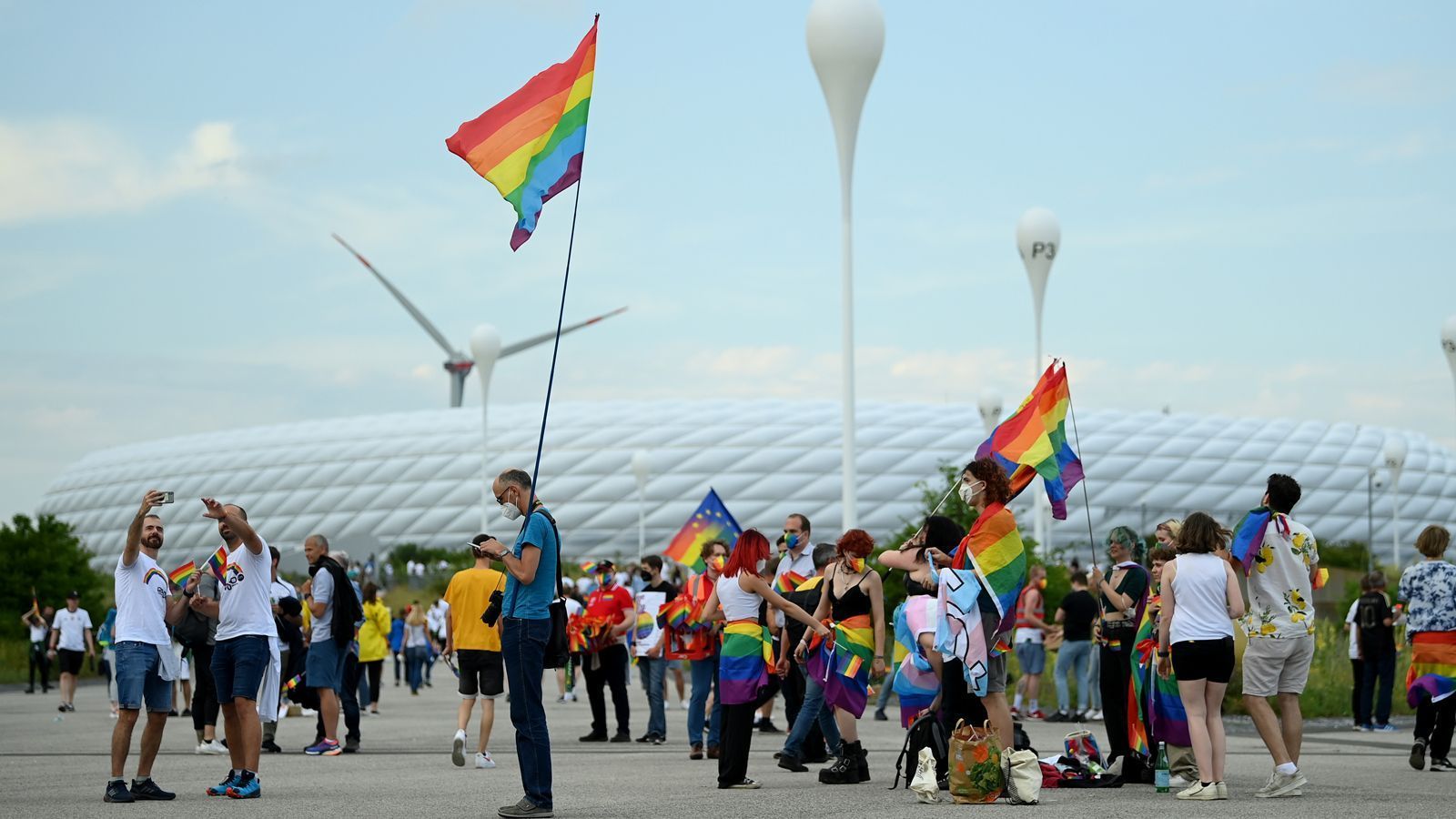 
                <strong>Klare Botschaft der Fans in München</strong><br>
                Schon Stunden vor dem Spielbeginn zwischen Deutschland und Ungarn pilgerten tausende Fans mit Regenbogen-Utensilien in Richtung Allianz-Arena. 
              