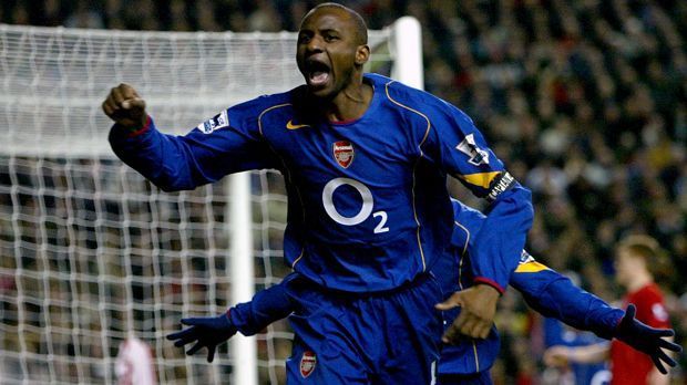 
                <strong>Patrick Vieira</strong><br>
                Patrick Vieira: Der französische Mittelfelstratege und sein Trainer Wenger traten 1996 zusammen den Dienst bei den "Gunners" an - es ist der Beginn einer Erfolgsgeschichte. Vieira wird sofort zum Vertrauensmann Wengers und später Kapitän. Neben den ganzen Erfolgen (drei Meistertitel, vier Pokalsiege) bleibt vor allem Vieiras ausgeprägte Rivalität mit Manchester United im Gedächtnis der Arsenal-Fans. Mit Uniteds Roy Keane lieferte sich der 1,93 Meter große Star schon oft im Kabinengang heiße Verbal-Duelle, die sich auf dem Feld fortsetzten. 2005 wechselte Vieira zu Juventus, später zu Inter Mailand und anschließend zu ManCity. Heute trainiert der 40-Jährige den MLS-Klub New York City FC.
              