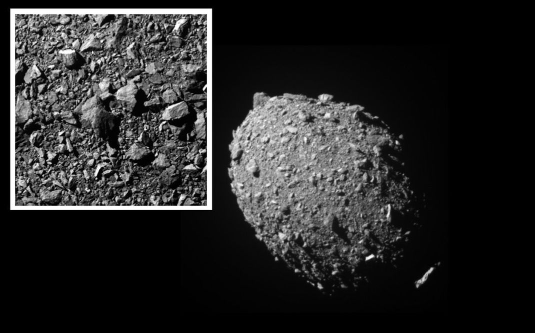 Im Anflug schickte die Sonde Bilder ihres Ziels: Sie zeigen einen eiförmigen Brocken. Das letzte Bild schoss sie aus etwa zwölf Kilometer Entfernung. Die Oberfläche von Dimorphos ist bedeckt von Geröll und Staub.