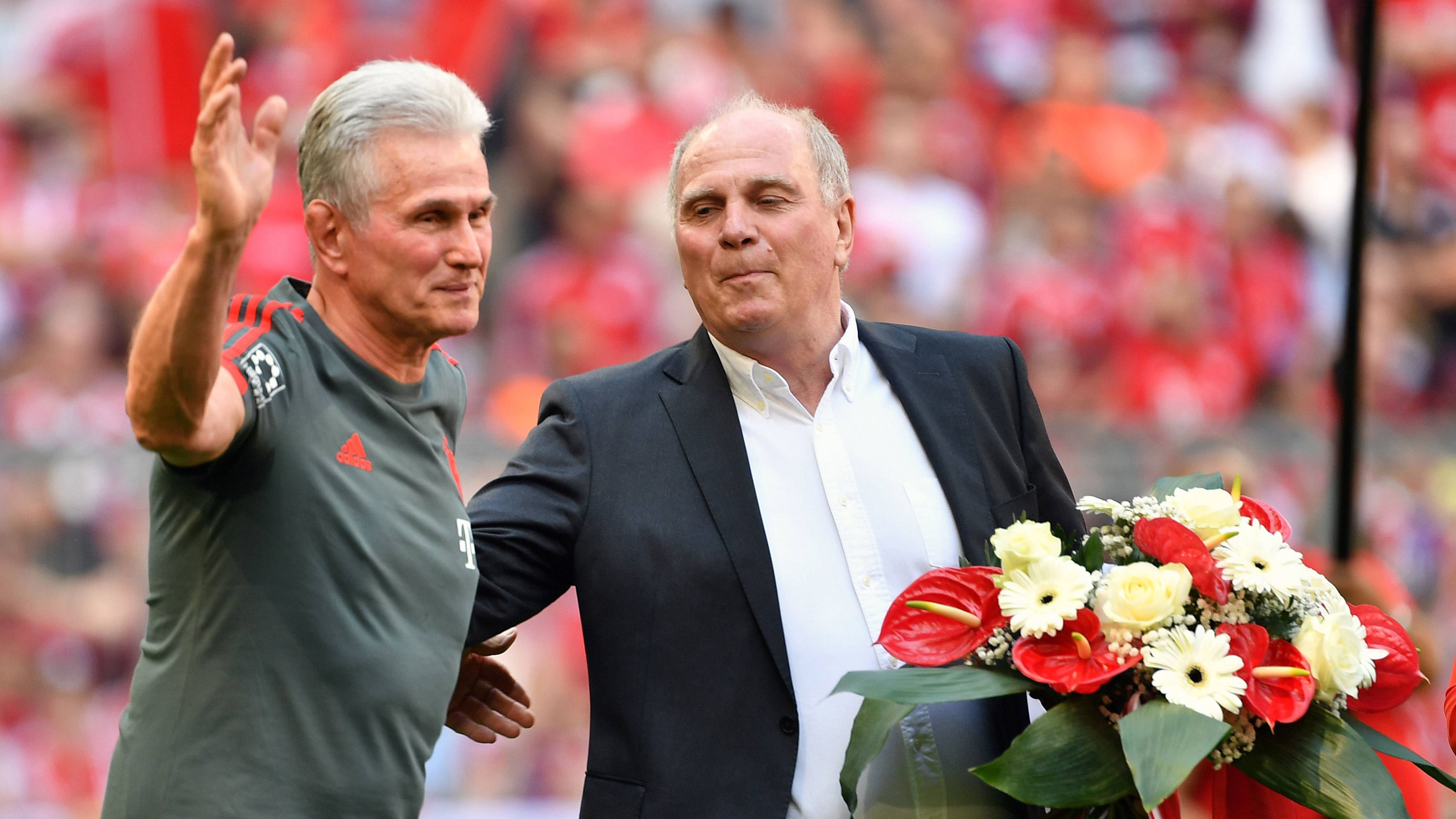 
                <strong>Heynckes bleibt hart</strong><br>
                Hoeneß greift zum Äußersten, ruft Jupp Heynckes an. Der hat sein Handy aber in weiser Voraussicht auf Flugmodus gestellt. Auch Blumen und eine weitere versprochene Verabschiedung nach der Saison stimmen den Triple-Trainer nicht um. Kovac muss bleiben. Nach außen wird es heißen, es habe nie eine Trainerdiskussion gegeben.
              