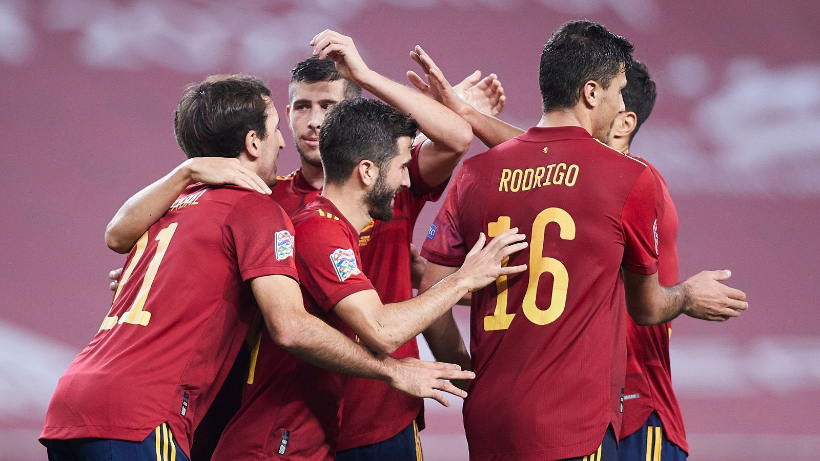 
                <strong>Sieger Gruppe 4: Spanien</strong><br>
                Mit einem Sieg gegen Spanien wäre die DFB-Elf ins Final Four eingezogen. Stattdessen gab es eine historische 0:6-Klatsche am letzten Spieltag der Vorrunde. Dabei hatten sich die Spanier in der Gruppenphase auch nicht schadlos gehalten. Mit zwei Unentschieden gegen Deutschland und die Schweiz sowie einer überraschende 0:1-Niederlage am 4. Spieltag in der Ukraine offenbarte die "Furia Roja" durchaus Schwächen. 
              