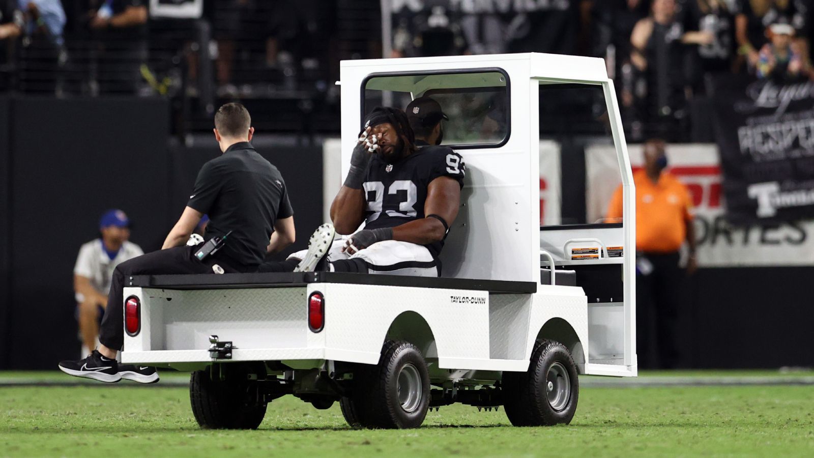 
                <strong>Gerald McCoy (Las Vegas Raiders)</strong><br>
                Die Las Vegas Raiders mussten den knappen Overtime-Sieg gegen die Baltimore Ravens (33:27) mit einer schweren Verletzung teuer bezahlen. Im vierten Quarter musste Star-Defensive-Tackle Gerald McCoy vom Platz gefahren werden. Wie NFL-Insider Ian Rapoport bestätigte, hat sich der mehrmalige Pro Bowler eine schwere Knieverletzung zugezogen, die Spielzeit 2021 ist für die Routinier somit schon nach dem ersten Spieltag beendet. Schon in der vergangenen Saison konnte McCoy wegen einer Verletzung kein einziges Spiel absolvieren. 
              