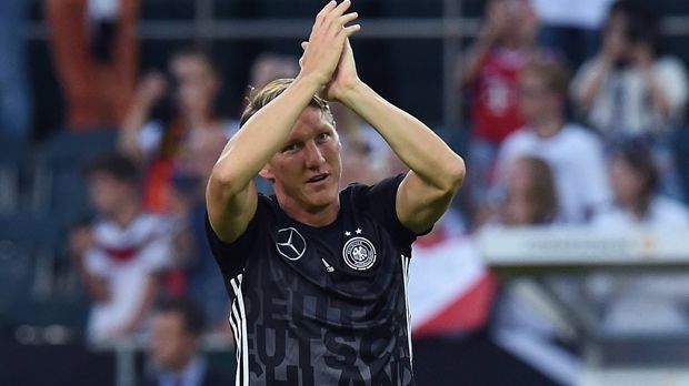
                <strong>Schweinsteigers emotionaler DFB-Abschied</strong><br>
                Bereits beim Aufwärmen erwartet den Weltmeister ein herzlicher Applaus.
              