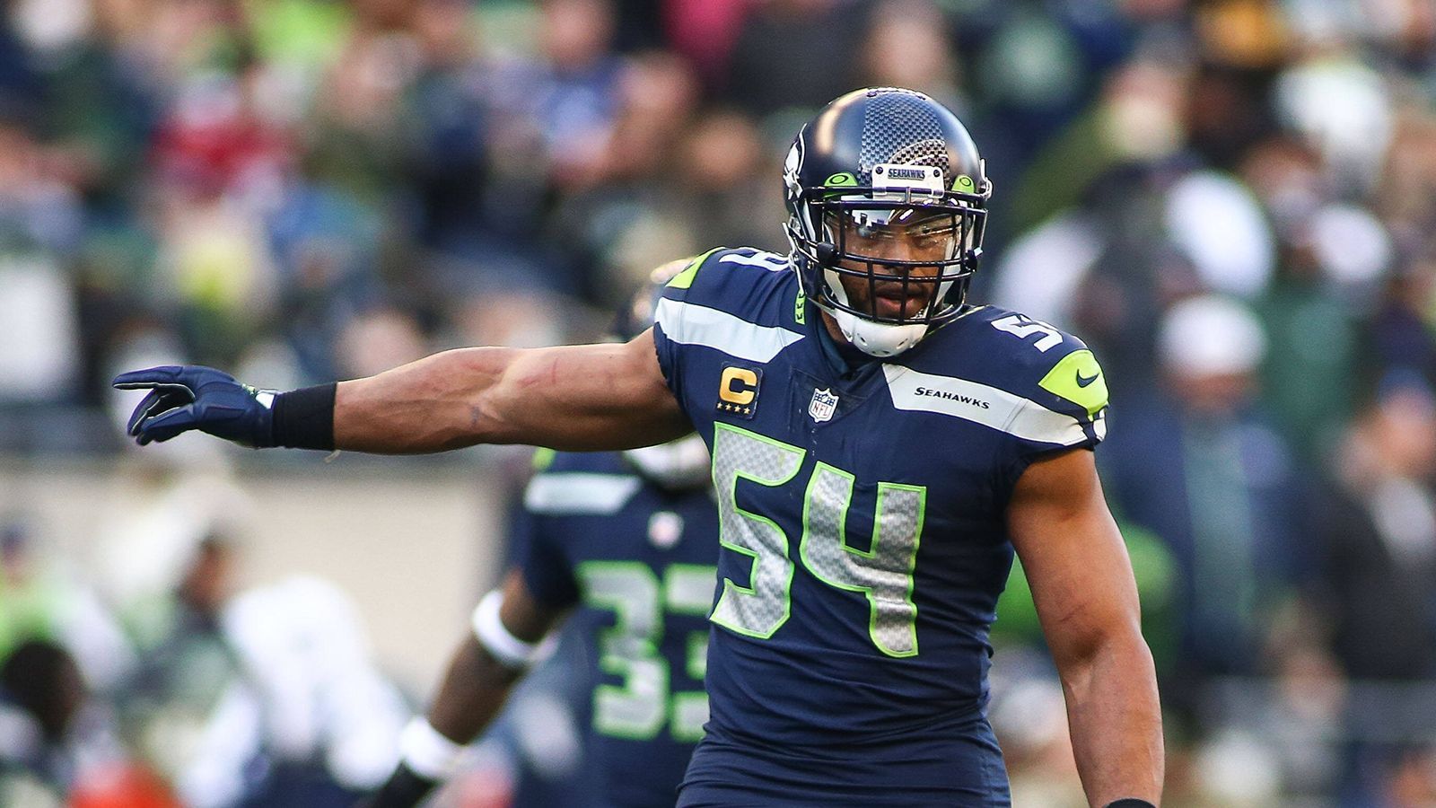 
                <strong>Bobby Wagner (Seattle Seahawks)</strong><br>
                Linebacker-Legende Bobby Wagner hat von den Seattle Seahawks einen Einjahres-Deal erhalten, der ihm 6,5 Millionen US-Dollar einbringen kann. Weitere 1,5 Millionen US-Dollar fließen in seine Taschen, wenn er 75 Prozent der Snaps spielt und die Seahawks die Division gewinnen. Für eine Erstberufung in den Pro Bowl oder eine Berufung in das All Pro Team gibt's jeweils 750.000 US-Dollar. Allerdings kann der Routinier maximal 1,5 Millionen US-Dollar an Boni-Zahlungen erhalten, selbst wenn er alle drei Bedingungen erfüllt. 
              