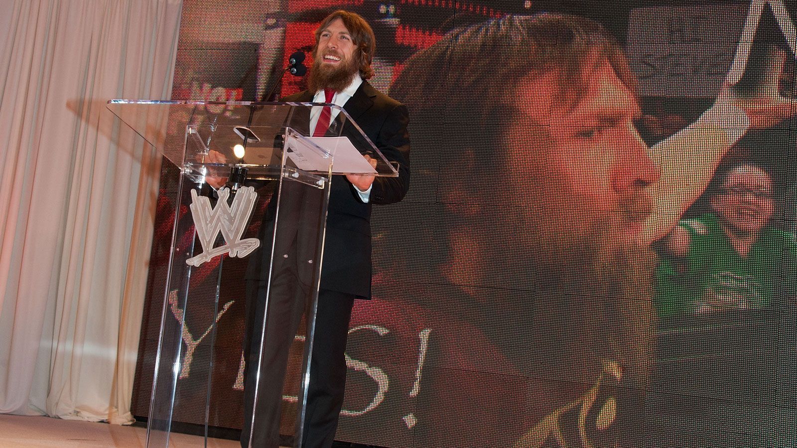 
                <strong>Daniel Bryan: Angestellter bei McDonald's</strong><br>
                Daniel Bryan gilt als großer Verfechter von gesunder Ernährung. Umso überraschender ist die Tatsache, dass Bryan vor seine Karriere als Wrestler bei McDonald's angestellt war. Der 39-Jährige war dort als Kassierer tätig und ernährte sich nach eigener Aussage vornehmlich vom Fast Food des Restaurants. Das dort verdiente Geld investierte Bryan dann in seine Wrestling-Karriere.
              