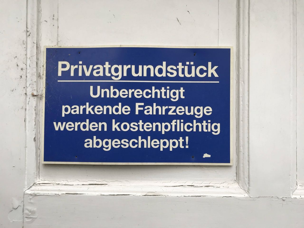 Wer unberechtigt auf einem Privatgrundstück parkt, könnte in Schwierigkeiten geraten. Der Grundstücks-Bewohner darf den Wagen abschleppen lassen. Denn selbst als Mieter gilt er hier rechtlich als Besitzer.