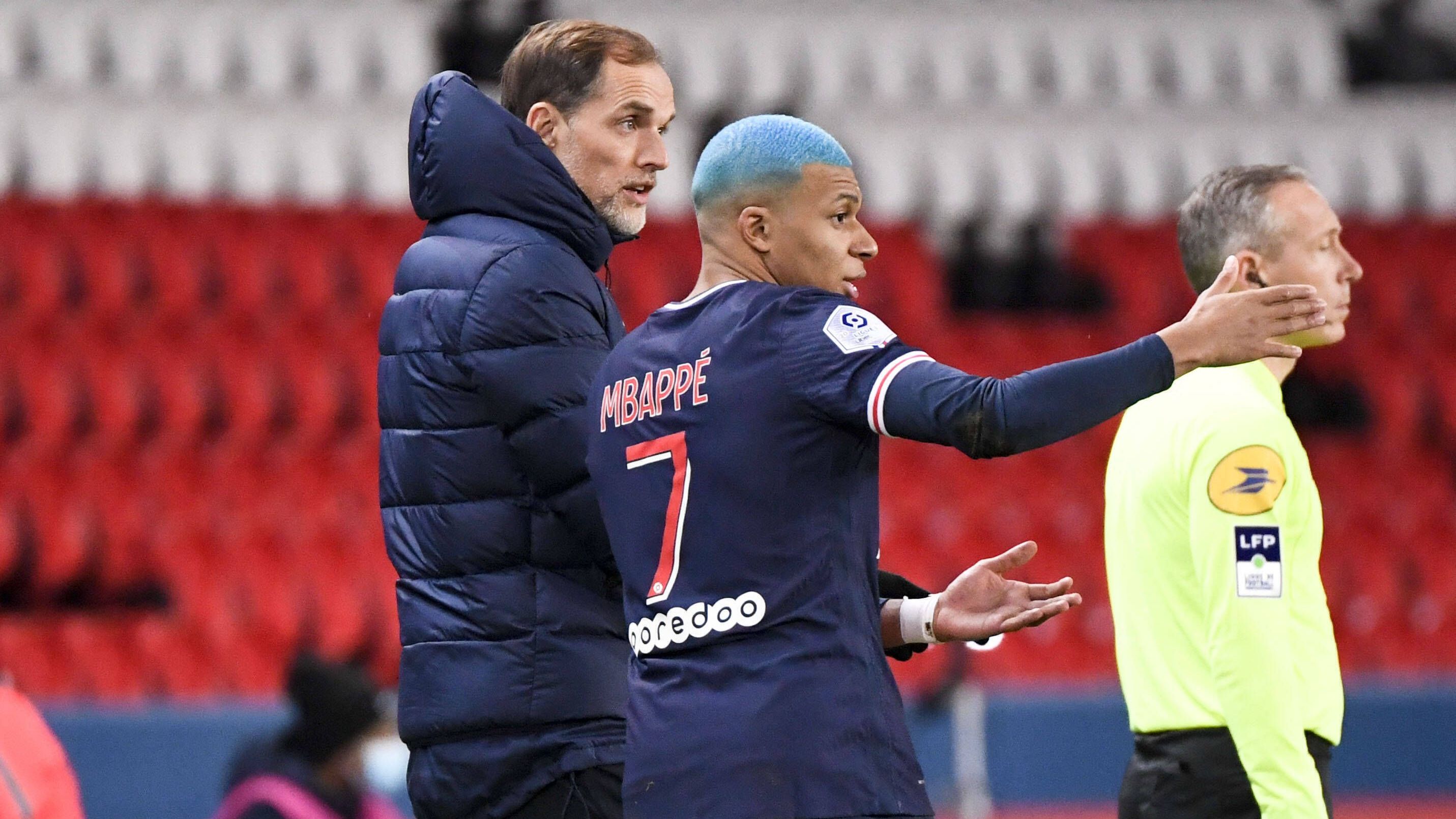 <strong>Bonjour Paris!</strong><br>Tuchels Karriere leidet darunter aber nicht, Paris Saint-Germain verpflichtet den Trainer. Tuchel führt die Star-Truppe um Kylian Mbappe zu zwei Meisterschaften und einem Pokalsieg. Das Champions-League-Finale der Saison 2019/20 verliert PSG unter Tuchel aber gegen den FC Bayern mit 0:1.