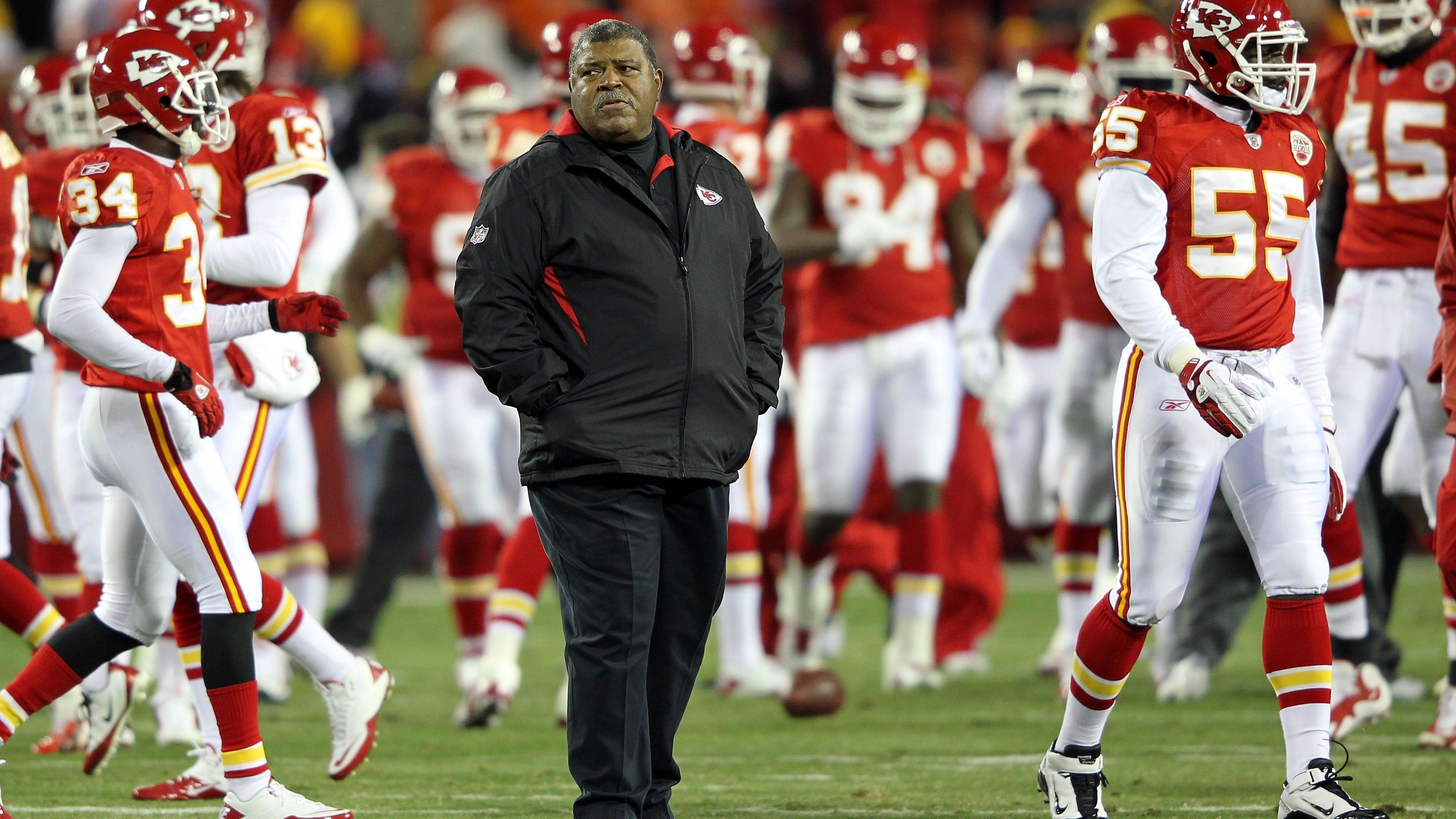 <strong>Romeo Crennel (Chiefs, 2011-2012)<br></strong>Denn Crennel wurde im Dezember 2011 Zeuge des Suizids des damaligen Chiefs-Linebackers Jovan Belcher. Dieser erschoss nach einem Streit zunächst seine Freundin, ehe er zur Facility fuhr. Dort soll er sich Medienberichten zufolge bei Crennel und GM Scott Pioli bedankt haben, ehe er sich beim Eintreffen der Polizei vor den Augen der beiden das Leben nahm.