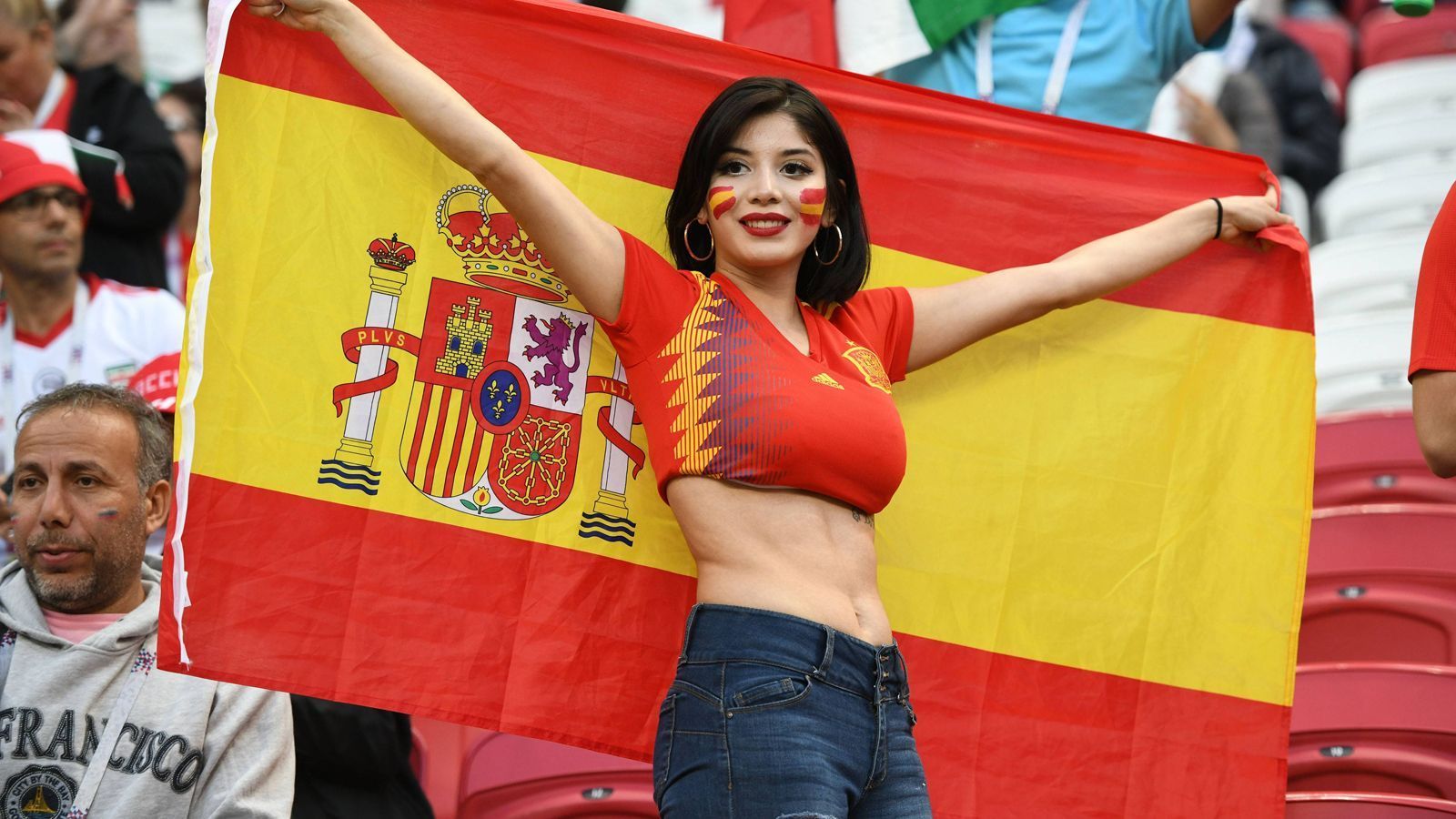 
                <strong>Sexy Fans</strong><br>
                Spanien gegen Iran hieß es in Kasan, und bei sommerlichen Temperaturen zeigten sich die ein oder anderen Fans recht freizügig.
              