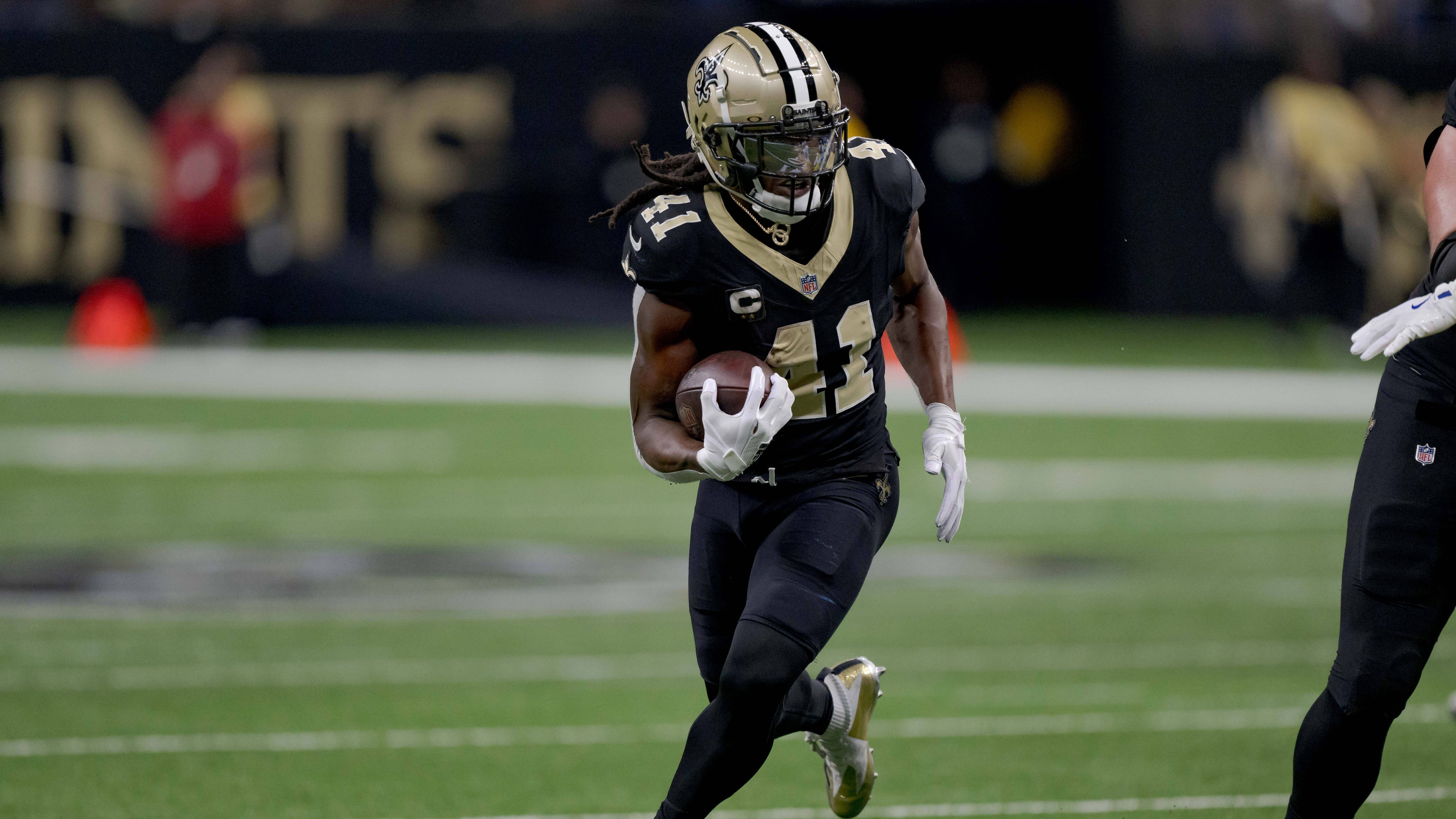 <strong>Platz 30: New Orleans Saints<br></strong>Ein Nachfolger für Derek Carr ist noch nicht gefunden. Kann sich Rookie Tyler Shough empfehlen? So oder so: Der künftige Saints-Quarterback wird hinter einer leicht verbesserten Offensive Line spielen. Running Back Alvin Kamara ist solide, gleiches gilt für den Receiver-Room. Allerdings kämpften viele Saints-Spieler in der jüngeren Vergangenheit mit Verletzungen.