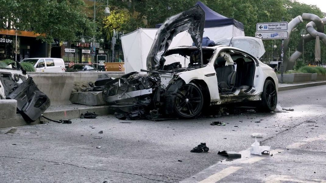 Das Wrack eines Autos nach einem Unfall auf der Tauentzienstraße in Berlin. Eine Person starb, drei weitere wurden teils lebensgefährlich verletzt.