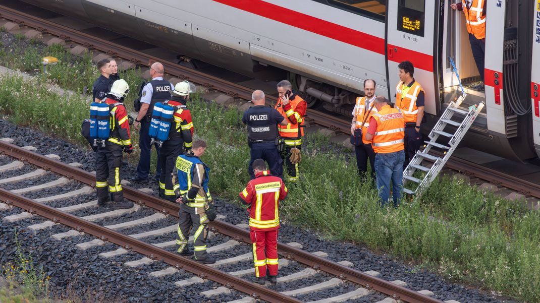 Die zwei Züge mussten ihre Fahrt unterbrechen.