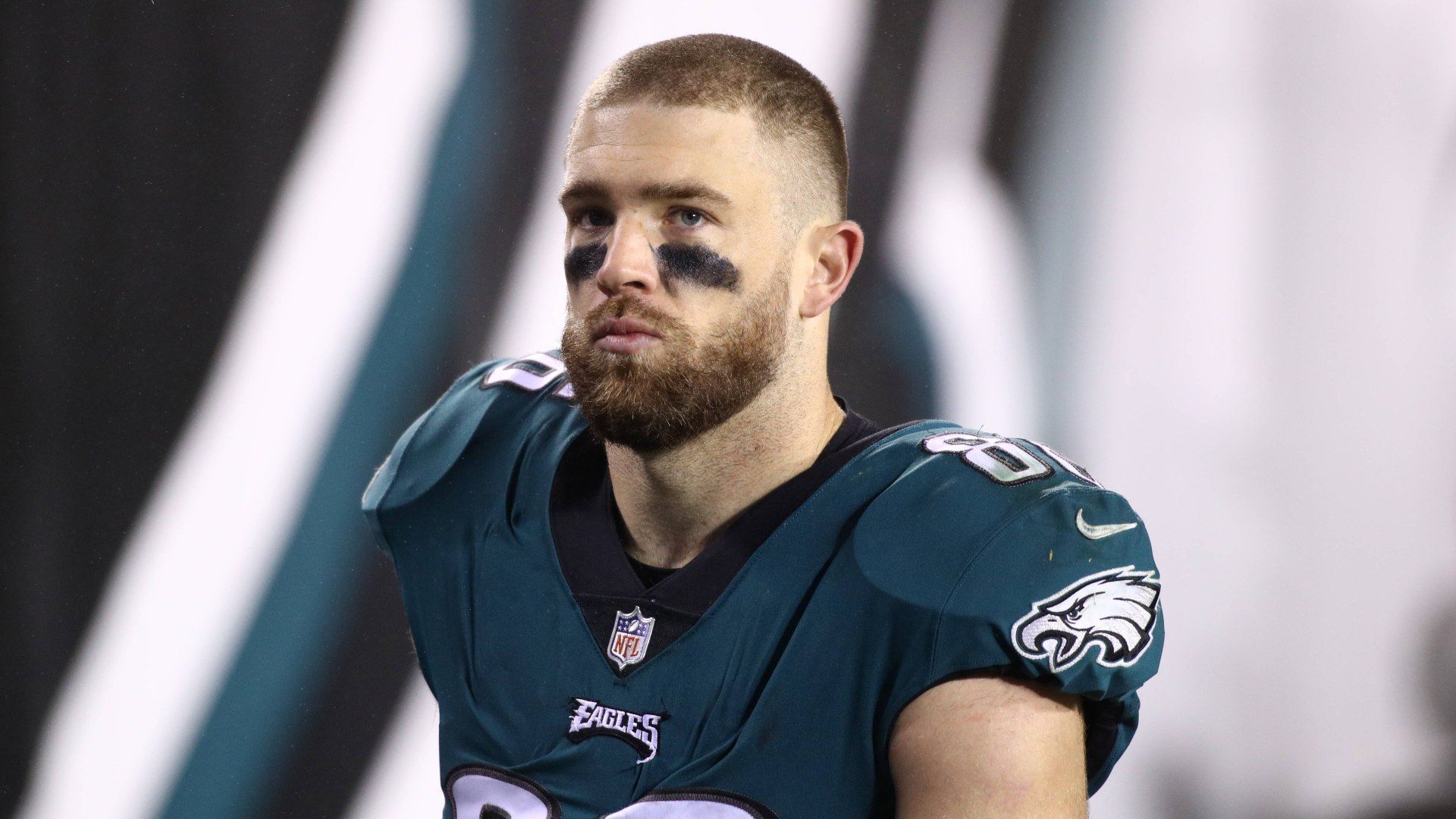 
                <strong>Zach Ertz (Philadelphia Eagles) </strong><br>
                Wie "ESPN" zuletzt berichtete, könnten die anhaltenden Trade-Gerüchte um Tight End Zach Ertz von den Philadelphia Eagles in den kommenden Tagen deutlich an Fahrt aufnehmen. Nach dem Abgang von Quarterback Carson Wentz befindet sich die Franchise weiter im Umbruch und auch Ertz soll mit einem Abgang liebäugeln. Dass ein möglicher Trade erst jetzt in Bewegung kommt, hat mit dem klugen Kader-Management der Eagles zu tun. So kann der Super-Bowl-Sieger von 2019 nicht nur auf das beste Angebot warten, sondern gleichzeitig auch wichtige finanzielle Mittel einsparen. Anstatt mit fast 8 Millionen US-Dollar stünde Ertz nach dem 1. Juni nur noch mit 4,2 Millionen US-Dollar in den Büchern, während man so gleichzeitig 8,5 Millionen US-Dollar sparen und damit anderweitig verwenden könnte.
              