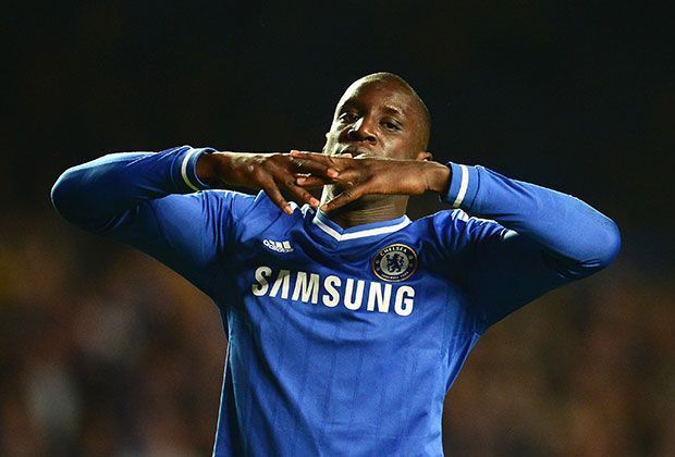 
                <strong>Demba Ba</strong><br>
                Im November werden die drei Stürmer Demba Ba, Samuel Eto'o und Fernando Torres gezeigt. Ba wurde im Juli an Besiktas Istanbul abgegeben.
              