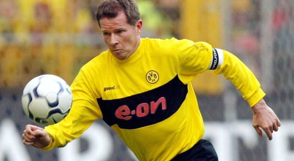 
                <strong>Abwehr: Stefan Reuter</strong><br>
                Stefan Reuter: Der heutige Manager des FC Augsburg war beim BVB in seiner erfolgreichsten Zeit in den 1990er Jahren als Rechtsverteidiger oder im rechten Mittelfeld gesetzt. Kaum einer machte Meter wie der Franke, der von 1992 bis 2004 für die Borussia auflief und insgesamt 421 Pflichtspiele absolvierte.
              