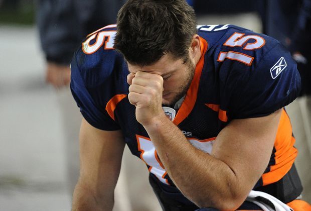 
                <strong>Berühmte Jubelpose "Tebowing"</strong><br>
                Seine erfolgreichste Zeit hatte Tebow bei den Denver Broncos. Dort wurde auch seine Jubelgeste nach einem Touchdown berühmt.
              