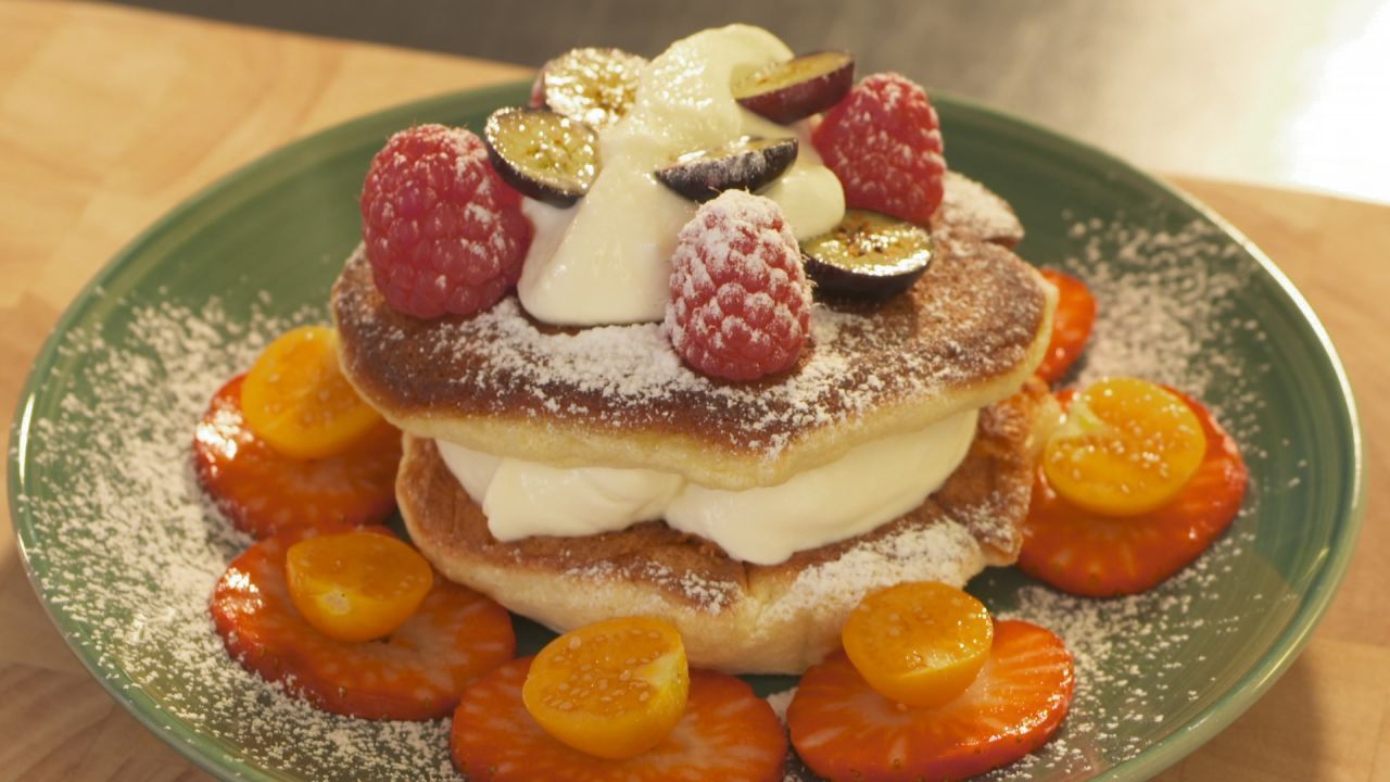 Pfannkuchen, die so luftig sind wie eine Wolke - das sind Soufflé-Pancakes. Mit unserem Rezept kannst du sie ganz leicht nachbacken.
