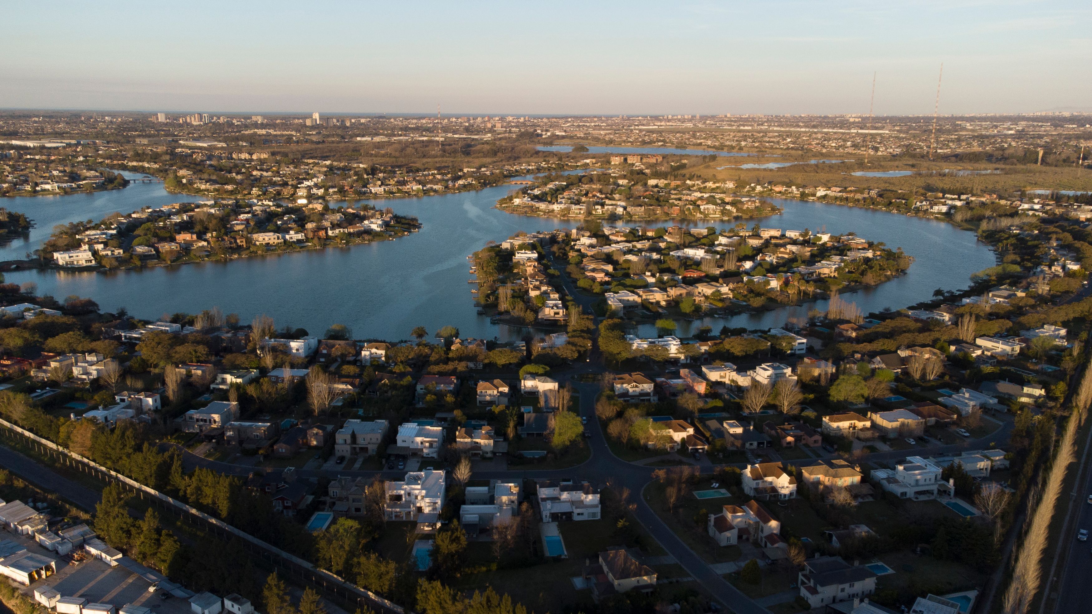 Nordelta ist wohl eines der umstrittensten Ortschaften in der Provinz Buenos Aires in Argentinien. Diese Ansammlung von Gated Communities wurde 2001 auf dem Sumpfgebiet des Flusses Paraná erbaut. Durch die Bebauung der Sümpfe, die Veränderung des Flusslaufs "Las Tunas" und die Errichtung von Dämmen, kam es vermehrt zu Überschwemmungen der anliegenden Viertel.&nbsp;