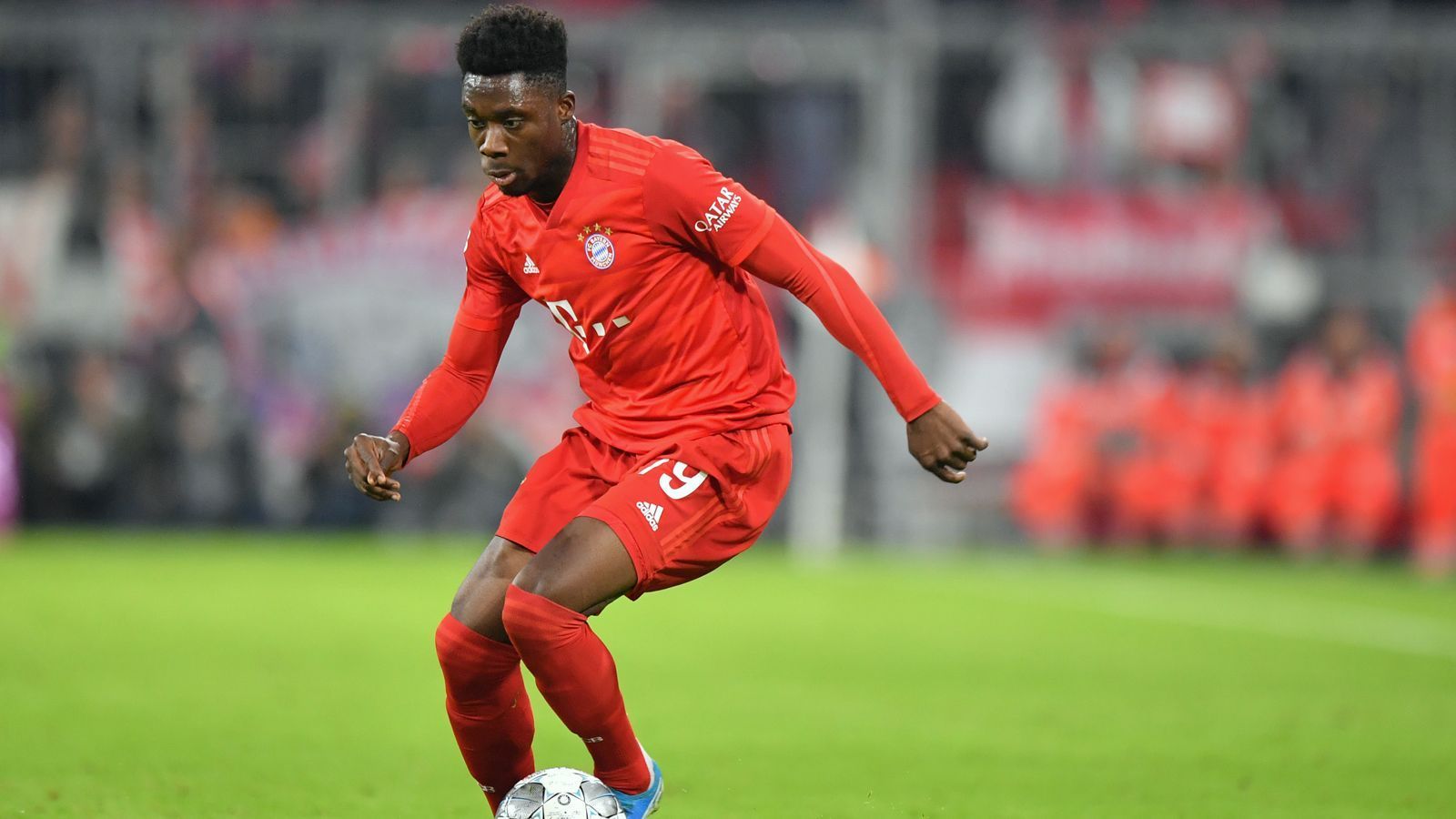 
                <strong>Alphonso Davies (FC Bayern München)</strong><br>
                Beim FC Bayern wurde in den vergangenen Wochen Toptalent Alphonso Davies immer mehr seinem Ruf als Allrounder gerecht. Der 19-Jährige, seit Anfang 2019 in München, vertrat zuletzt den verletzten David Alaba als Linksverteidiger und zeigte zuvor auch schon auf anderen Positionen sein Können. Zwar ist Davies Kanadier und nicht US-Amerikaner, hat aber zumindest vor seinem Engagement in der Bundesliga bereits MLS-Erfahrung sammeln können. Bei den Vancouver Whitecaps machte Davies, der in einem Flüchtlingscamp in Ghana geboren wurde und liberische Wurzeln hat, 81 Pflichtspiele und erzielte dabei zwölf Treffer. Bei den Bayern läuft sein Vertrag bis 2023. Genügend Zeit also, um den nächsten Karriereschritt zu machen.
              