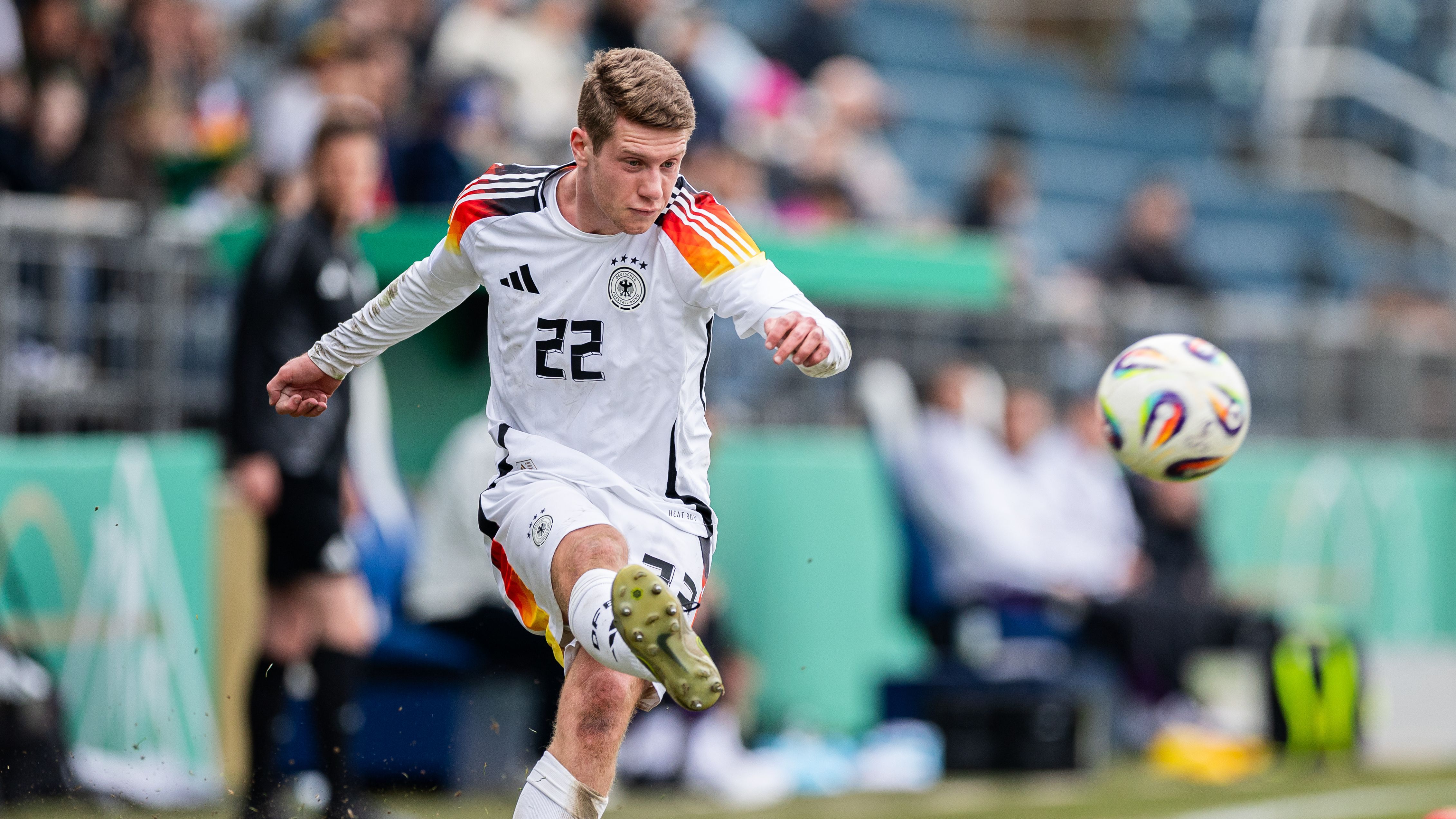 <strong>Elias Baum (19, Rechtsverteidiger, 5 Millionen Euro Marktwert)</strong><br>Und auf der europäischen Bühne könnte Baum auch diesen Sommer noch glänzen, denn er steht im erweiterten Kader der deutschen U21 für die EM in der Slowakei. Ein starker Vertrauensbeweis von Trainer Antonio Di Salvo: Schließlich spielte Baum noch keine Minute für die U21-Auswahl, sondern bis zuletzt im März für die U20.