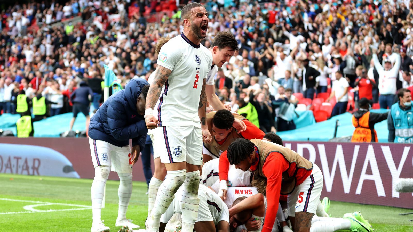 
                <strong>Sechs Gründe, warum England jetzt Europameister wird</strong><br>
                Nach dem Achtelfinal-Triumph gegen Deutschland träumt England mehr den je vom EM-Titel 2021. ran nennt sechs Gründe, warum es diesmal tatsächlich für die "Three Lions" klappen könnte.
              