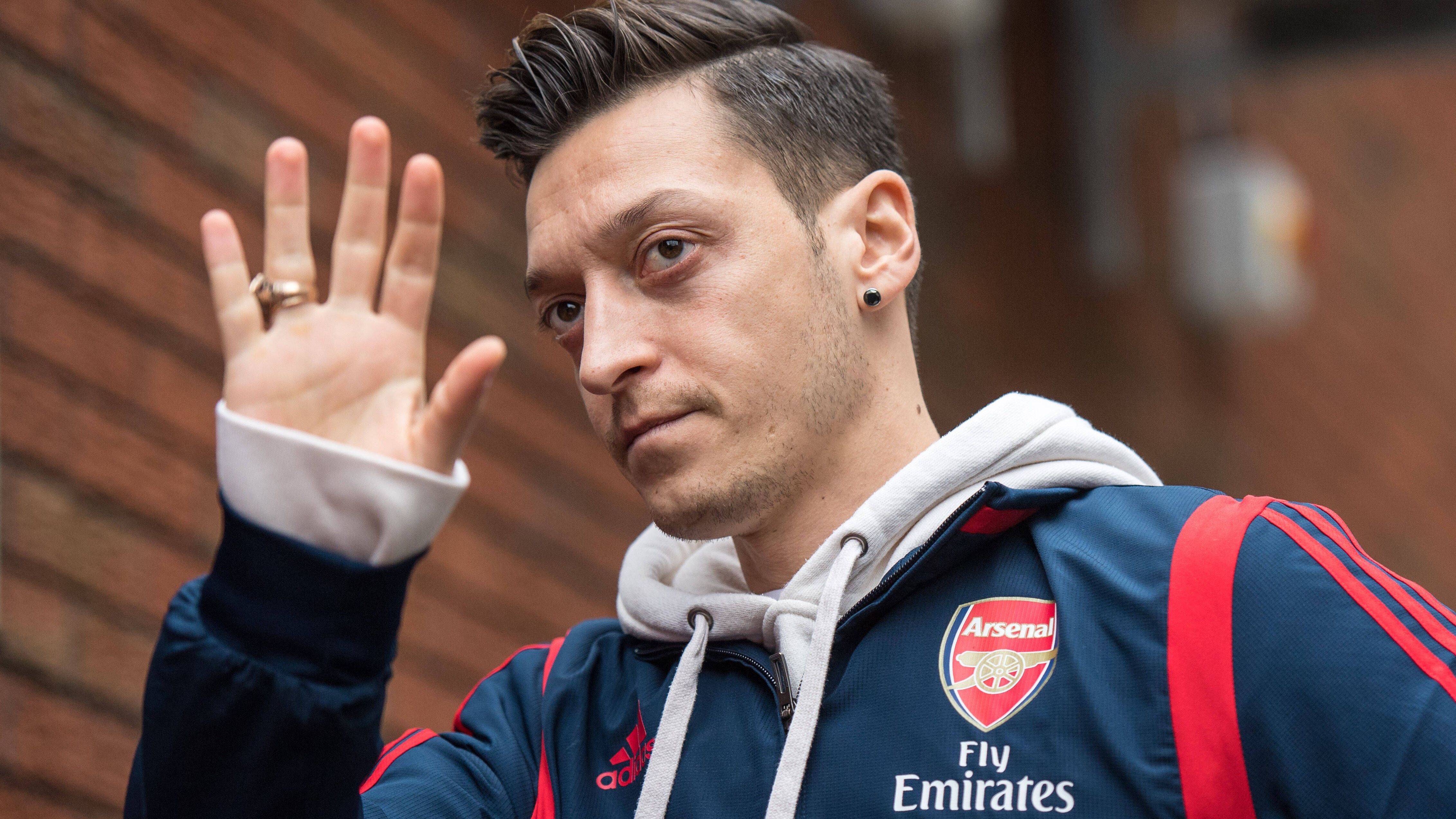 <strong>Weil er Arsenal nicht kennt: Özil trollt Hollywood-Star DiCaprio</strong><br>... und das schlagfertig. "Der Arsenal Football Club ist älter als 25 Jahre … warum also sollte er den kennen?", fragte Özil sarkastisch, nimmt so Bezug auf DiCaprios Liebesleben. Der Ex-"Titanic"-Star ist dafür bekannt, sich von seinen zumeist jungen Freundinnen, vorzugsweise Models, schon vor ihrem 25. Geburtstag wieder zu trennen.