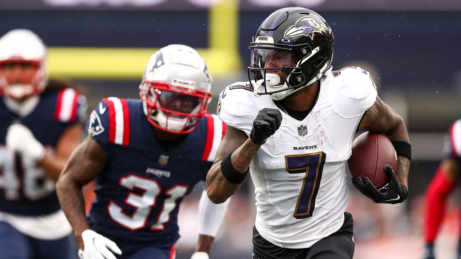 
                <strong>Platz 20: Baltimore Ravens</strong><br>
                &#x2022; Starter: Rashod Bateman, Zay Flowers, Odell Beckham Jr. <br>&#x2022; Backups: Devin Duvernay, Nelson Agholor, James Proche II<br>Die Ravens stellen die wohl größte Wundertüte. Rashod Bateman zeigte immer wieder gute Ansätze, kämpfte gleichzeitig aber mit Verletzungen. Zay Flowers zählt sicherlich zu den talentiertesten Youngstern, hat bisher aber noch keinen NFL-Snap gespielt. Odell Beckham Jr. nannte man vor einigen Jahren in einem Atemzug mit den besten NFL-Receivern, aber er spielte vergangenes Jahr nicht und Verletzungen bremsten ihn immer wieder aus. Die Backups haben ebenfalls allesamt schon ihre Snaps und Highlights auf dem Rasen gehabt. Eine, auf dem Papier, sehr talentierte Gruppe, die nun die PS auf die Straße bringen muss. Dann können die Ravens ganz schnell problemlos in die Top-10 klettern. 
              