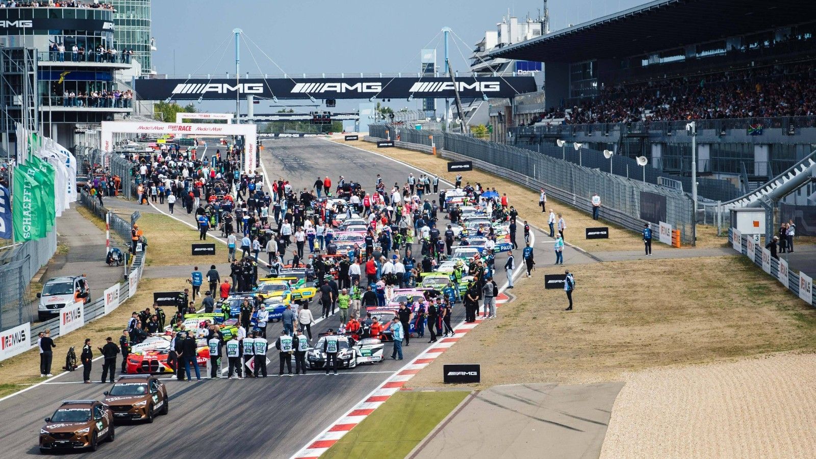 <strong>8. bis 10. August: Nürburgring (Deutschland)</strong><br>Diese Strecke ist eine wahre Herausforderung für Fahrer und Boliden. Keine andere bietet eine derartige Mixtur aus schnellen Passagen, engen Kurven und einer Berg- und Talfahrt, die an eine Achterbahn erinnert. Dazu ist das Wetter in der Eifel unberechenbar, kann blitzschnell umschlagen und damit eine Umstellung der Rennstrategie nötig machen.