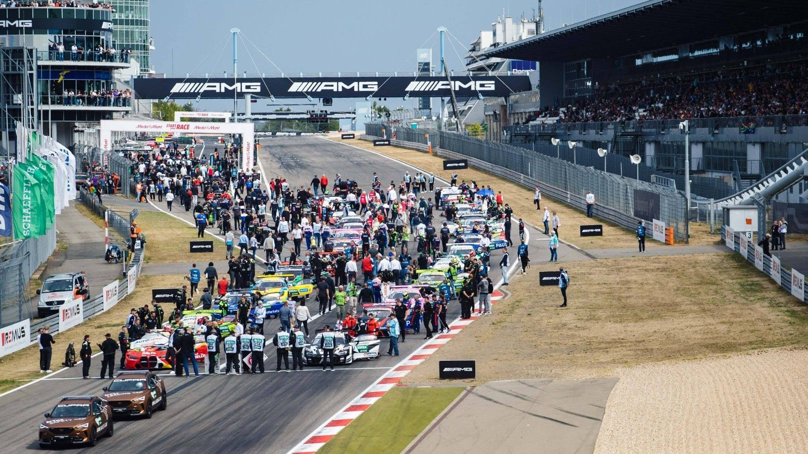 <strong>2. bis 4. August: Nürburgring (Deutschland)</strong><br>Diese Strecke ist eine wahre Herausforderung für Fahrer und Boliden. Keine andere bietet eine derartige Mixtur aus schnellen Passagen, engen Kurven und einer Berg- und Talfahrt, die an eine Achterbahn erinnert. Dazu ist das Wetter in der Eifel unberechenbar, kann blitzschnell umschlagen und damit eine Umstellung der Rennstrategie nötig machen.