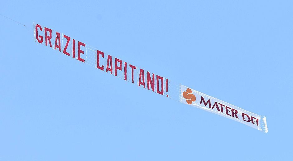 
                <strong>Der tränenreiche Abschied das Francesco Totti</strong><br>
                Dank vom Himmel: Über das Olympiastadion segelt ein Flieger mit einer Totti-Botschaft hinweg.
              