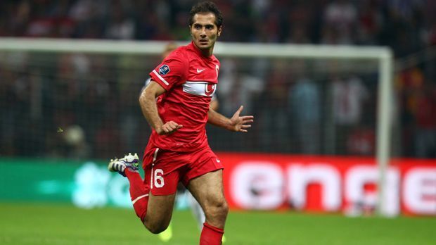 
                <strong>Hamit Altintop</strong><br>
                Hamit Altintop: Auch Hamit Altintop war sich frühzeitig sicher, für welchen Verband er spielen möchte. Zwar ist der 32-jährige Mittelfeldspieler von Galatasaray Istanbul in Gelsenkirchen geboren, sein Herz schlug aber immer für die Türkei. Seit der U18 ist er für die Türken im Einsatz. 
              